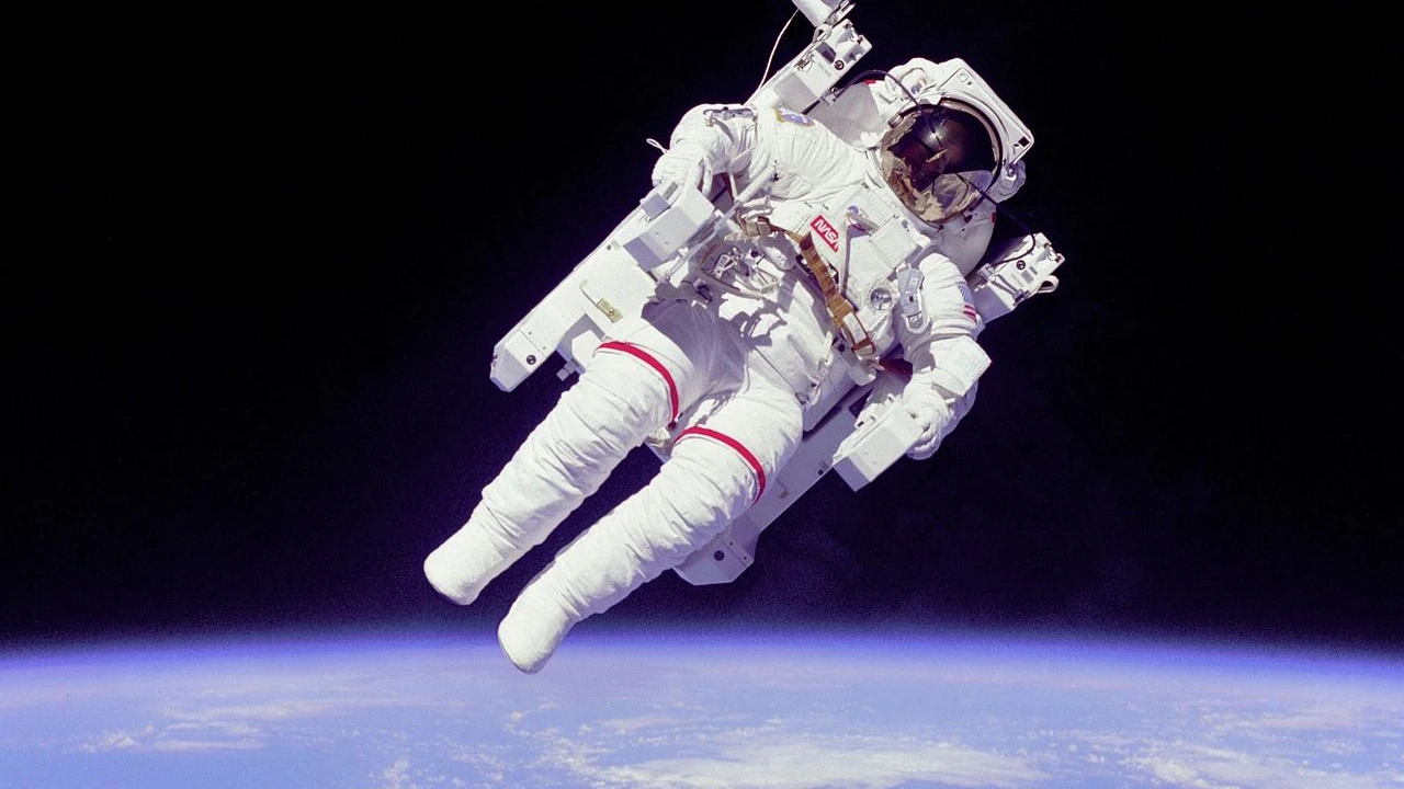Schwebender Astronaut im All