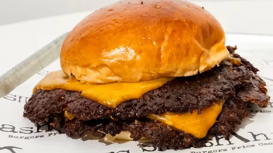 Den laut «Time Out» besten Burger der Welt gibt es in Japan. Genauer gesagt bei Smash Things Burgers in Tokio. Das Herzstück: mehrere Patties aus 100 Prozent japanischem Black-Wagyu-Rind