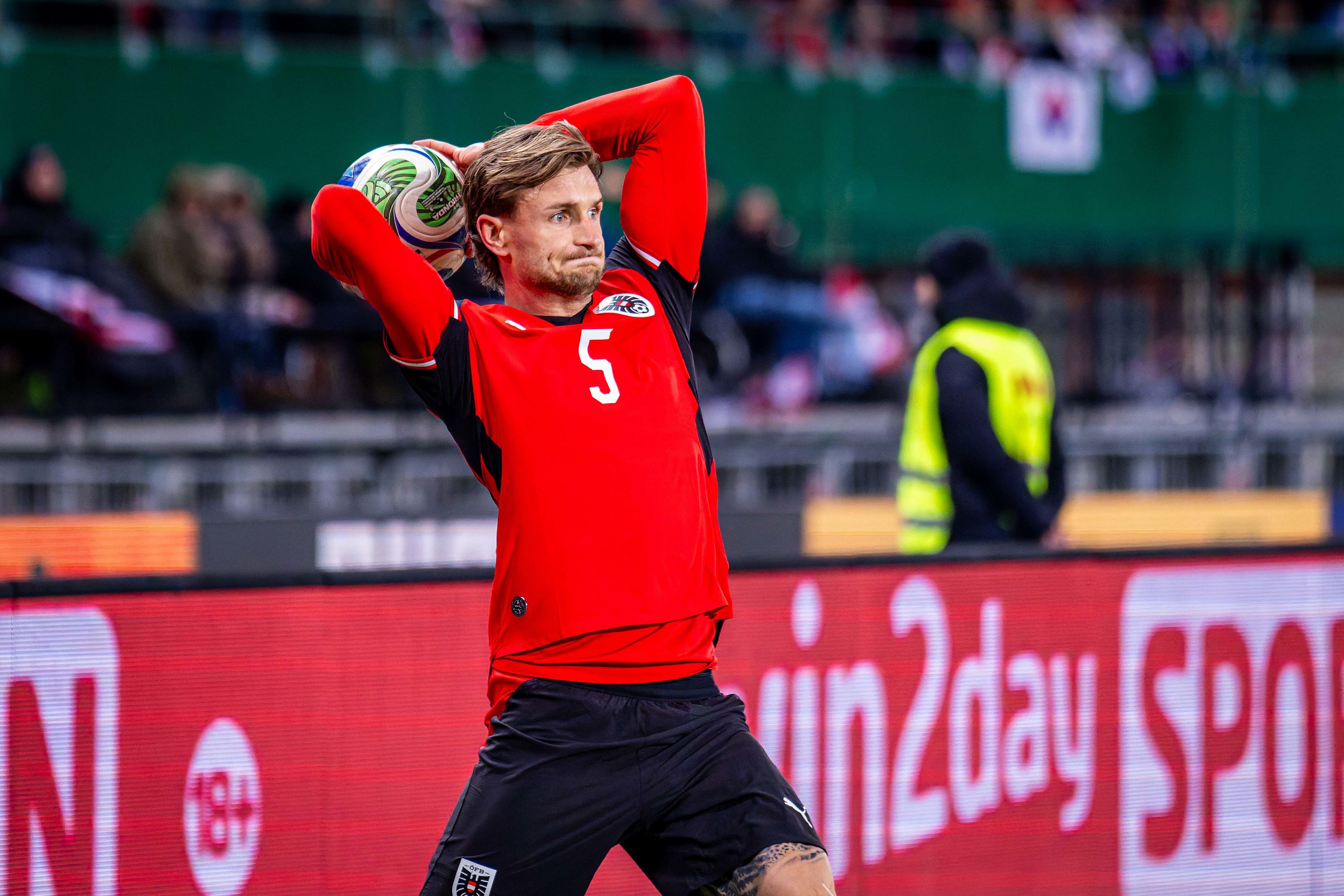 Stefan Posch beim Einwurf. 