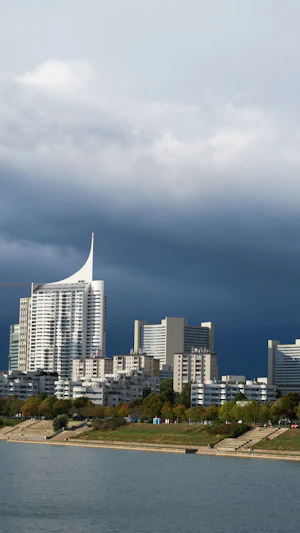 Unwetter in Wien: Heftige Gewitter mit Hagel, Starkregen und Sturmböen sorgen aktuell für Wetterwarnungen und Verkehrsgefahr in der Hauptstadt.