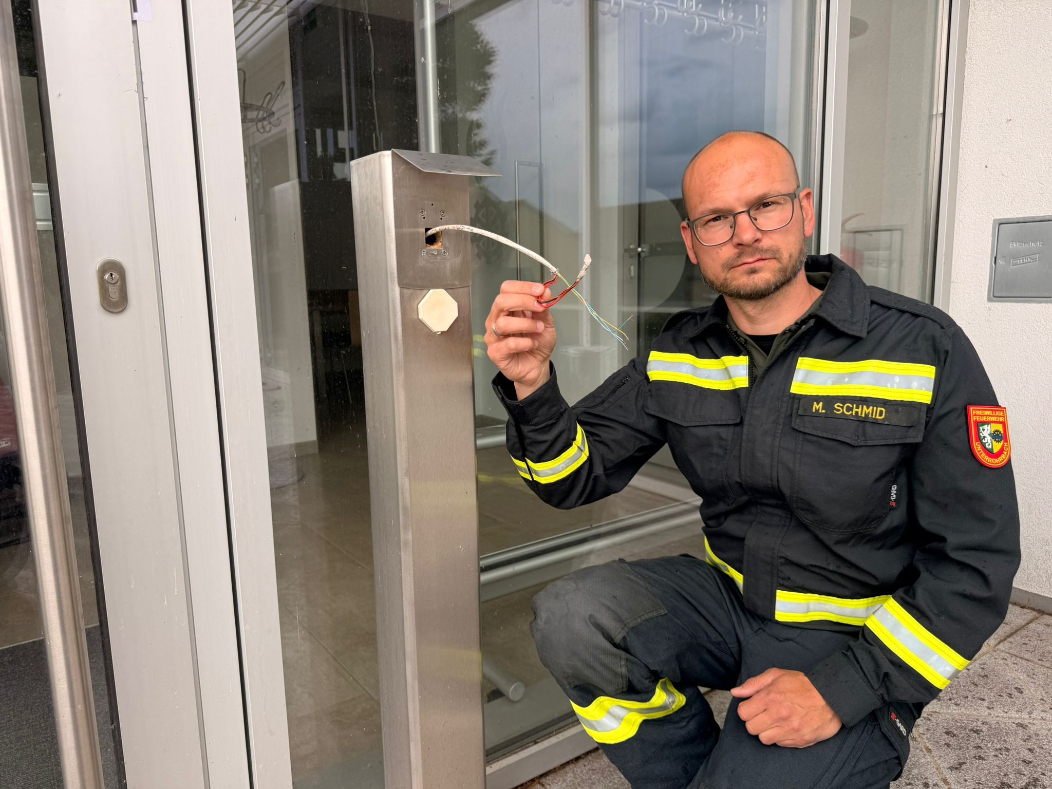 Die Zutrittskontrolle wurde völlig zerstört.