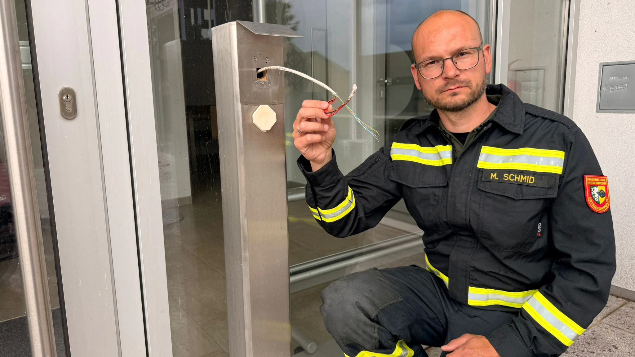 Die Zutrittskontrolle wurde völlig zerstört.