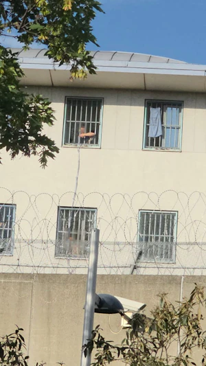Gefängnis Wien-Simmering: Schmuggelversuch per Seilzug entdeckt. Justiz reagiert mit Fenstersperre und schärferen Kontrollen nach Vorfall.