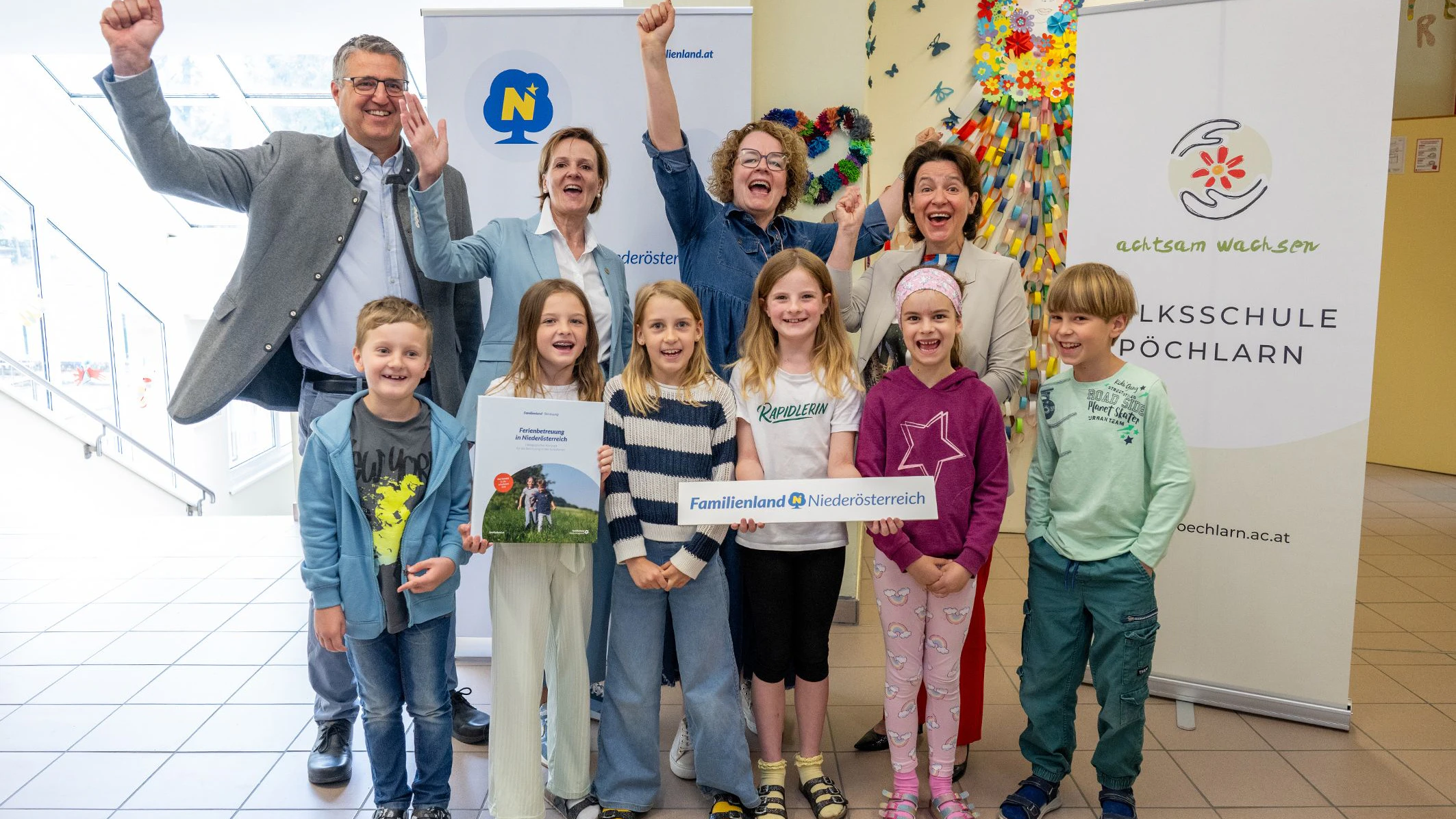 Bernhard Kerndler (Bürgermeister Krummnußbaum), Barbara Kainz (Bürgermeisterin Pöchlarn), Landesrätin Christiane Teschl-Hofmeister (VP) sowie Barbara Trettler (Geschäftsführerin Familienland Niederösterreich) gemeinsam mit Kindern