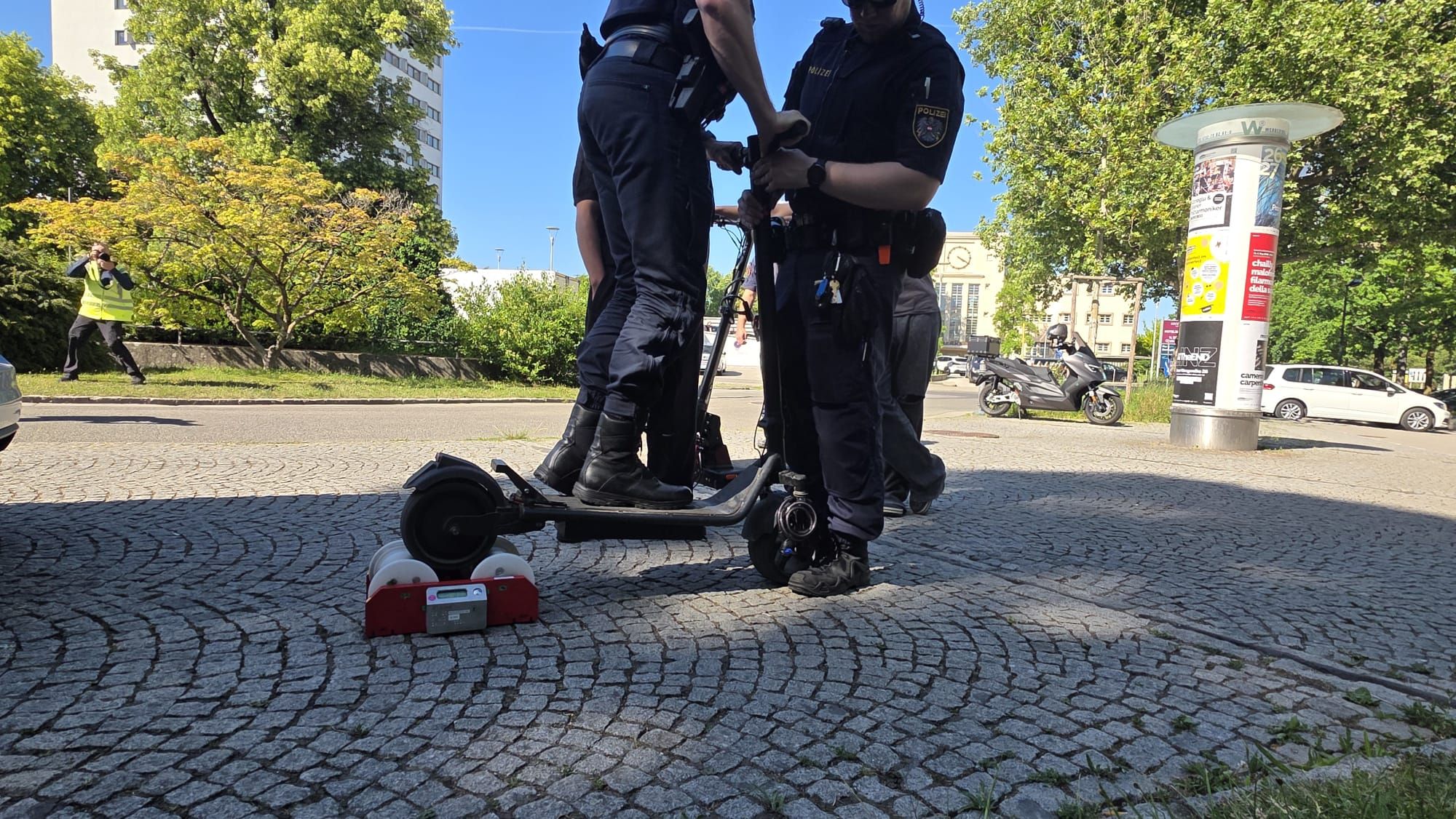 Vor Ort mussten zahlreiche Fahrer ihre Scooter auf der Walze testen lassen.