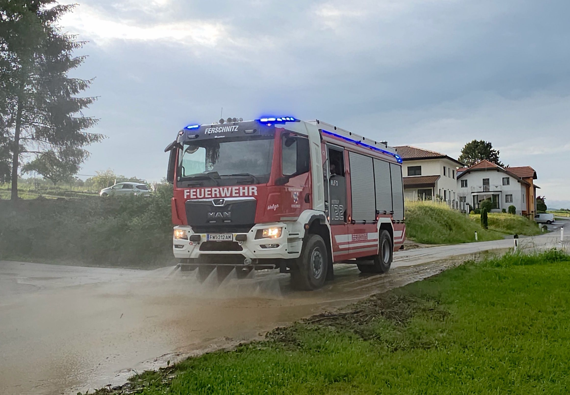 Heute.at - Mure aus Erde und Schotter blockiert Fahrbahn