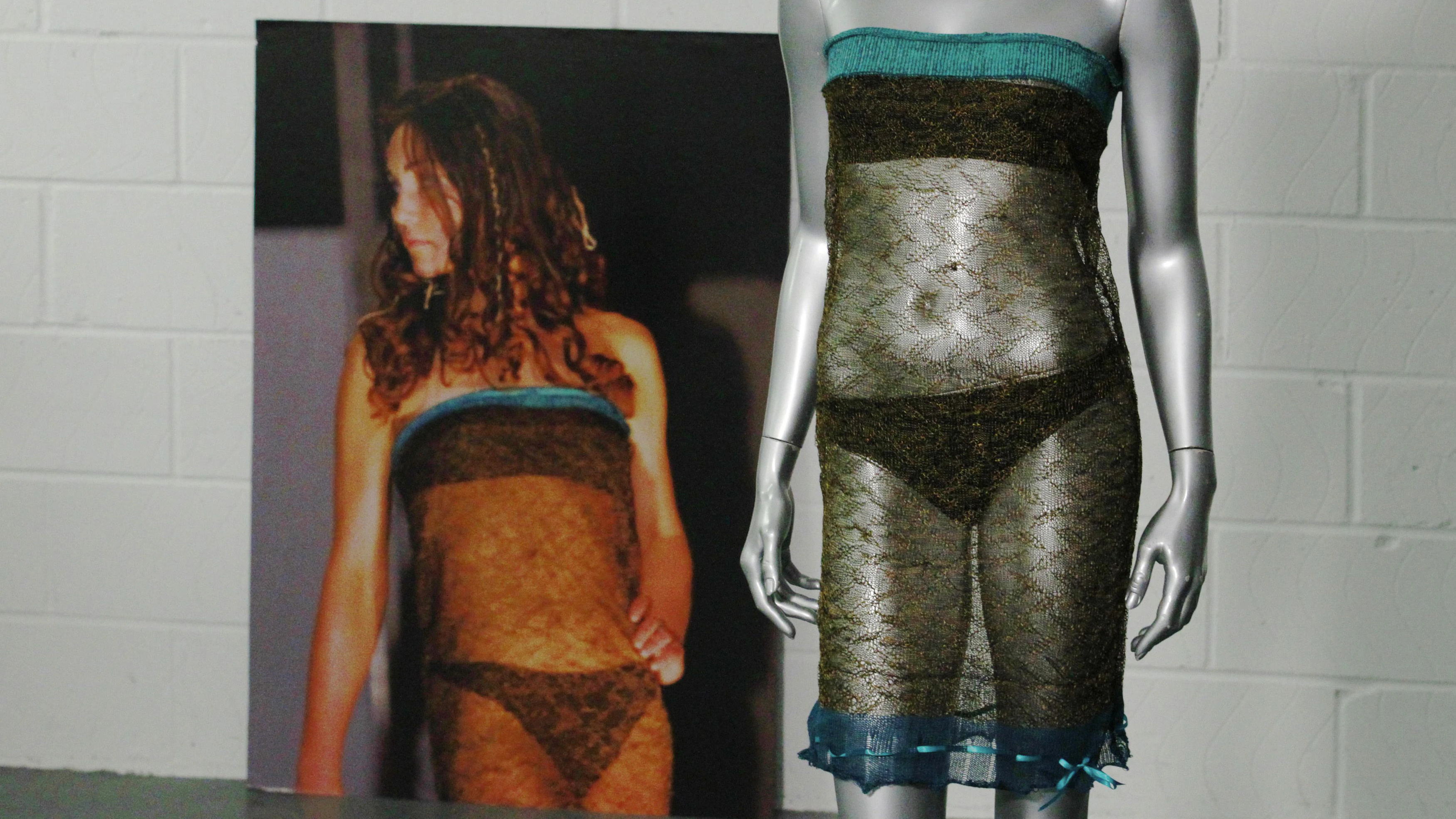 Das durchsichtige Strickkleid aus Spitze, das Prinzessin Kate bei der jährlichen Wohltätigkeitsmodenschau der St. Andrew’s University trug, an einer Schaufensterpuppe.