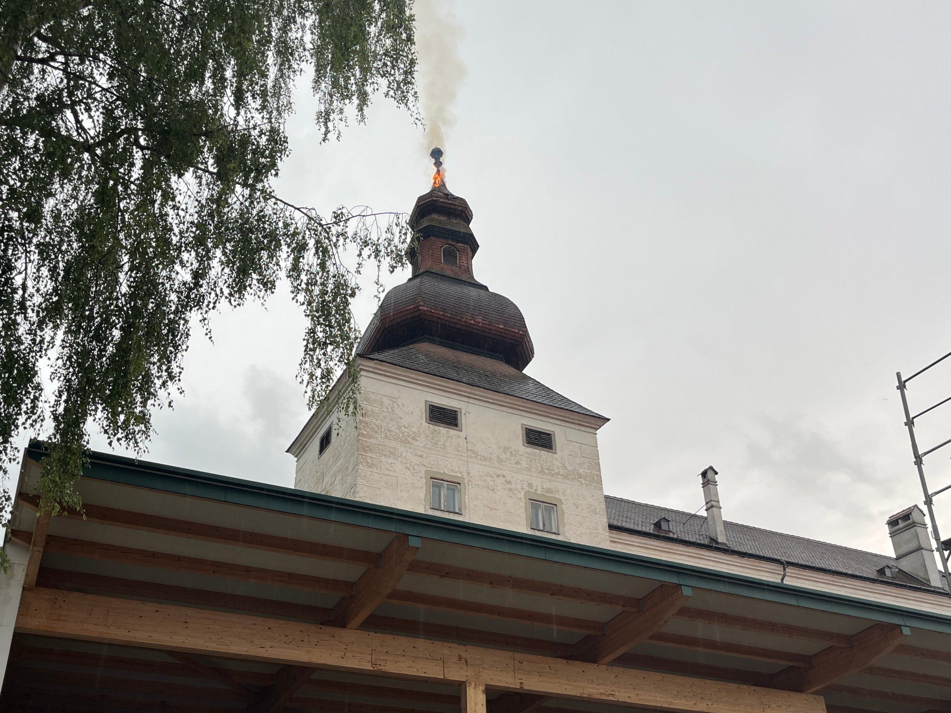 Der Schlossturm stand in Brand.