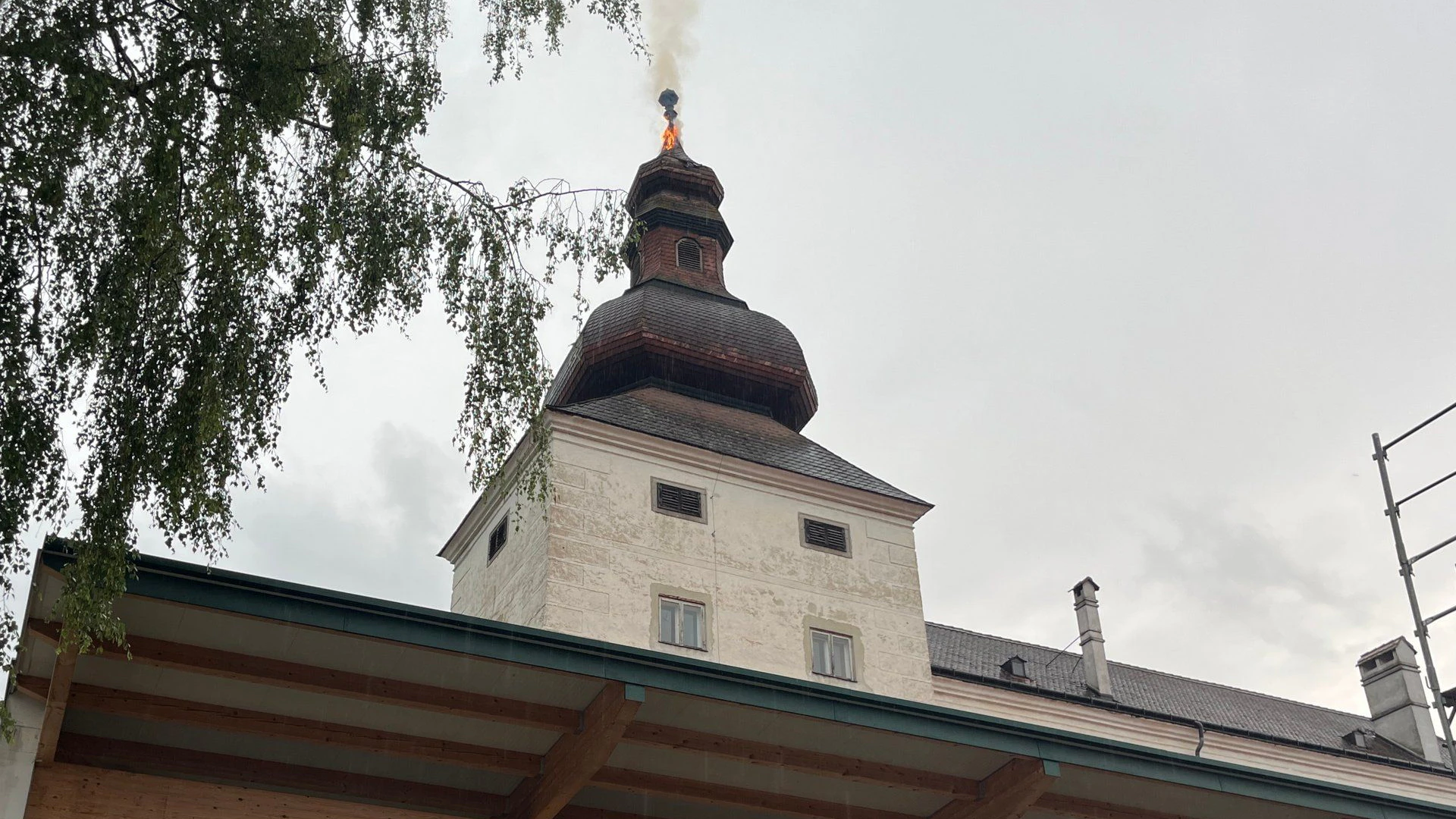Heute.at - Boote sinken, Schloss brennt: Wetterchaos in Österreich