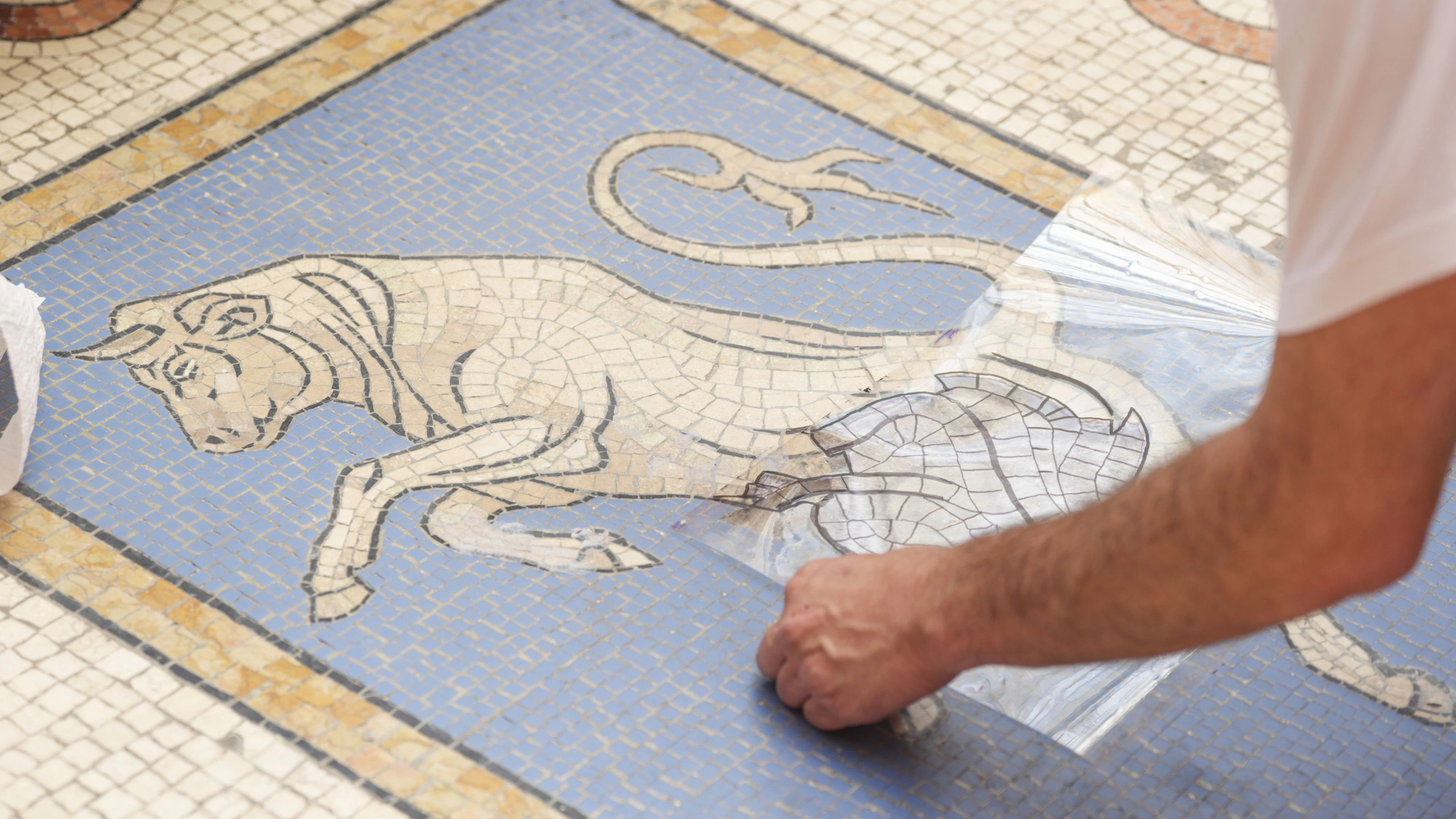 Intervento di restauro del mosaico del toro sul pavimento al centro dell'Ottagono di Galleria Vittorio Emanuele a Milano (Italy) May 27, 2026 (Photo Claudio Furlan/LaPresse)  Restoration work on the bull mosaic on the floor at the centre of the Octagon in the Galleria Vittorio Emanuele, Milan (Italy), 27 May 2026 (Photo: Claudio Furlan/LaPresse)