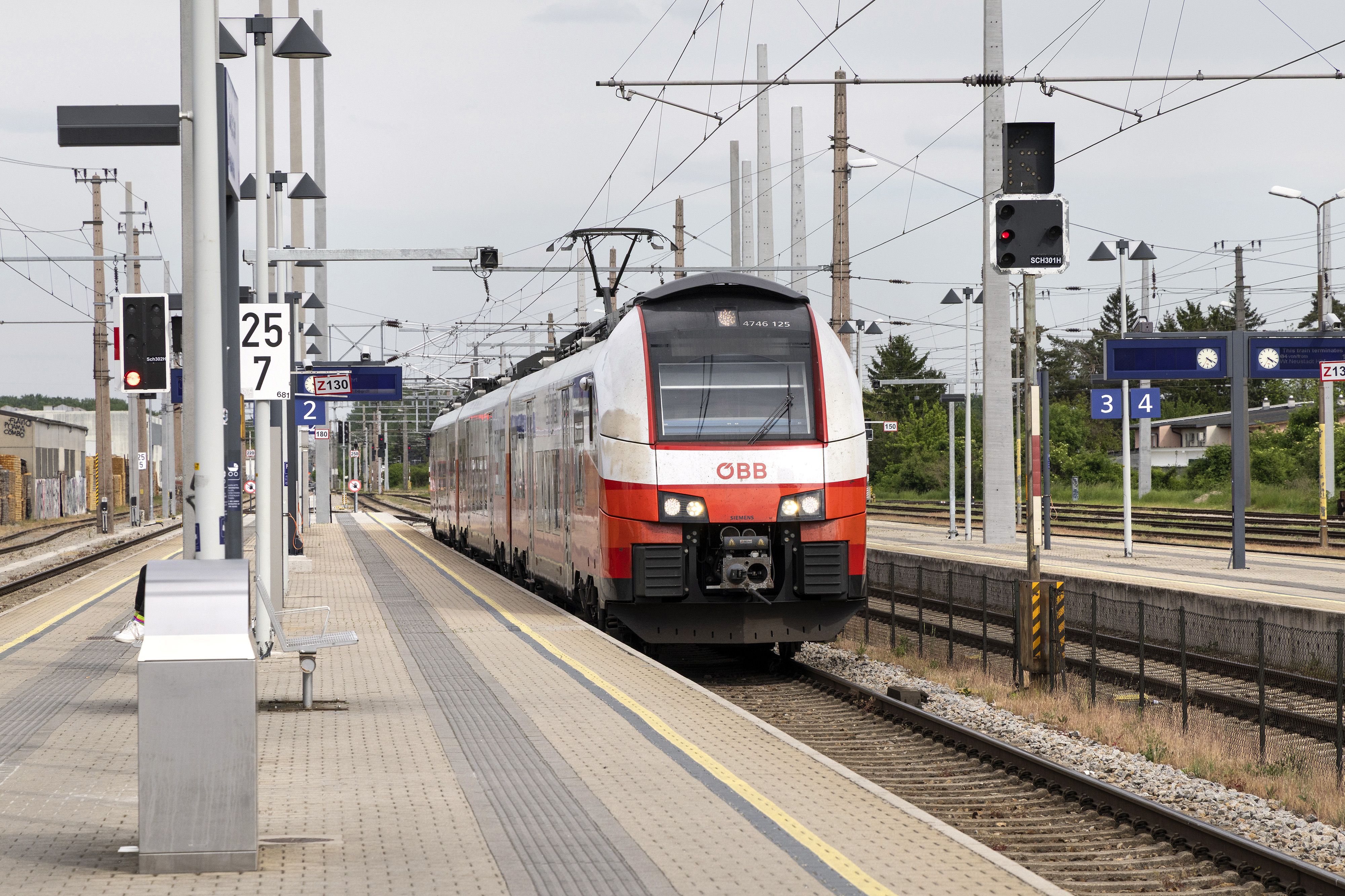 Ein Waggon des Zuges geriet in Brand. (Symbolbild)