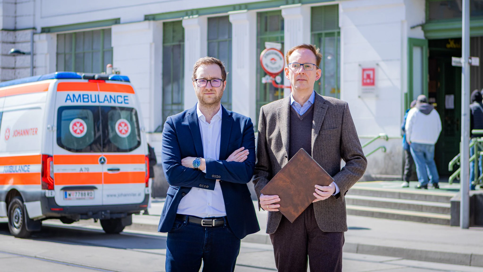 Felix Ofner, Obmann der ÖVP Rudolfsheim-Fünfhaus und Gerhard Hammerer, Obmann der ÖVP Mariahilf (v.l.) fordern ein Gesamtkonzept für die Situation rund um die U6-Station Gumpendorfer Straße.