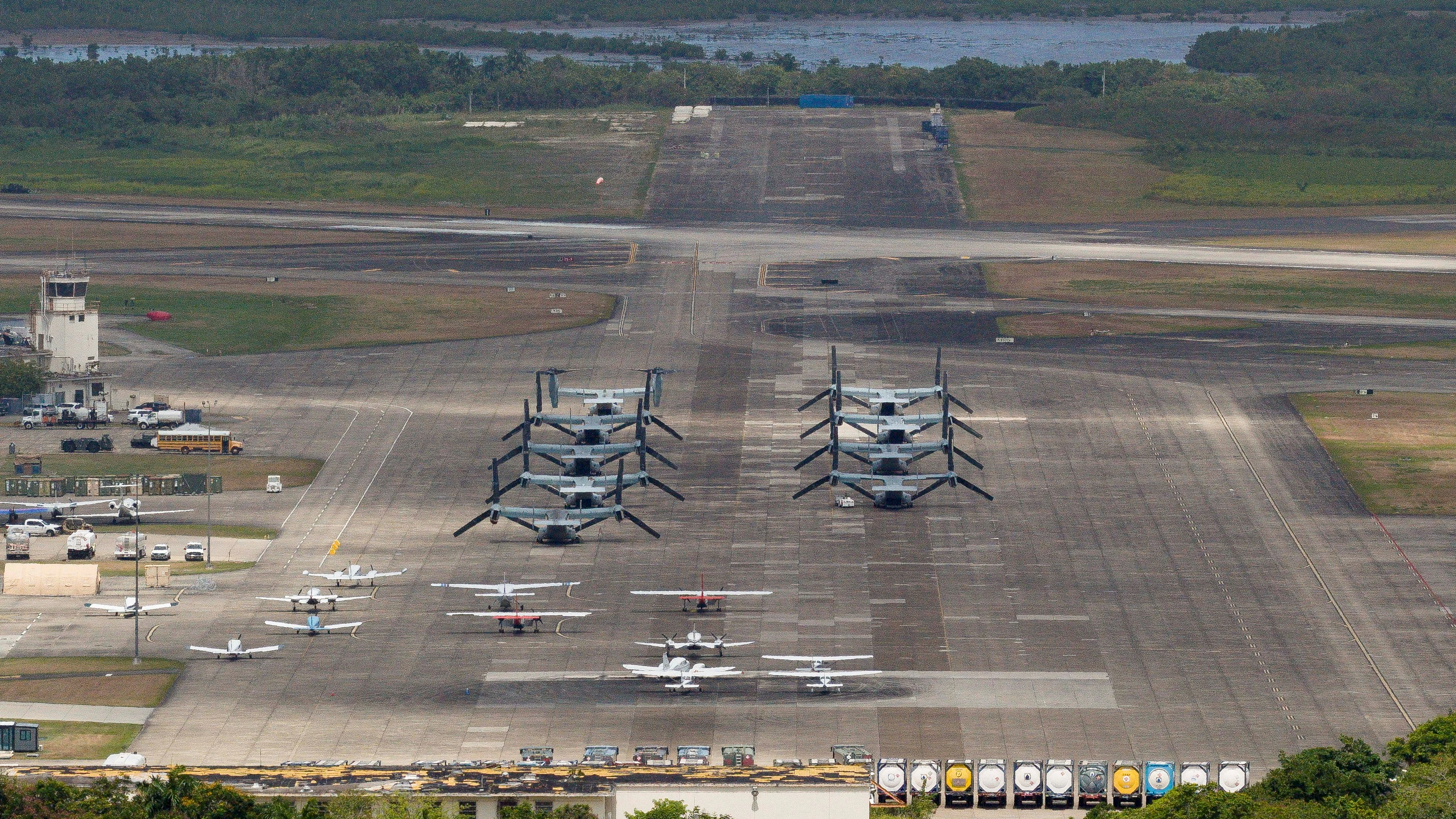 Eine Drohnenaufnahme zeigt MV-22B Osprey-Transportflugzeuge des US Marine Corps in Puerto Rico