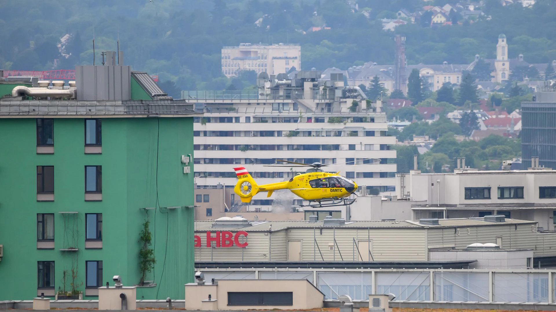 Heute.at - Bub verschluckt sich beim Essen! Heli-Einsatz in Wien