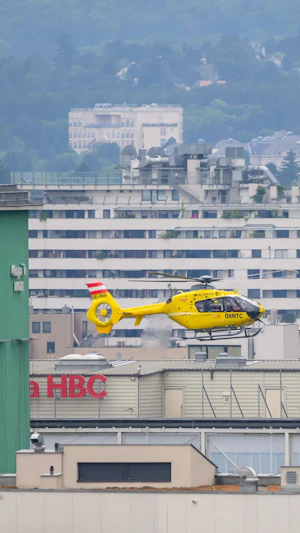 Rettungseinsatz Wien: 11-jähriger Bub verschluckt sich beim Essen und wird per Hubschrauber ins Spital gebracht. Aktuelle Details zum Vorfall.