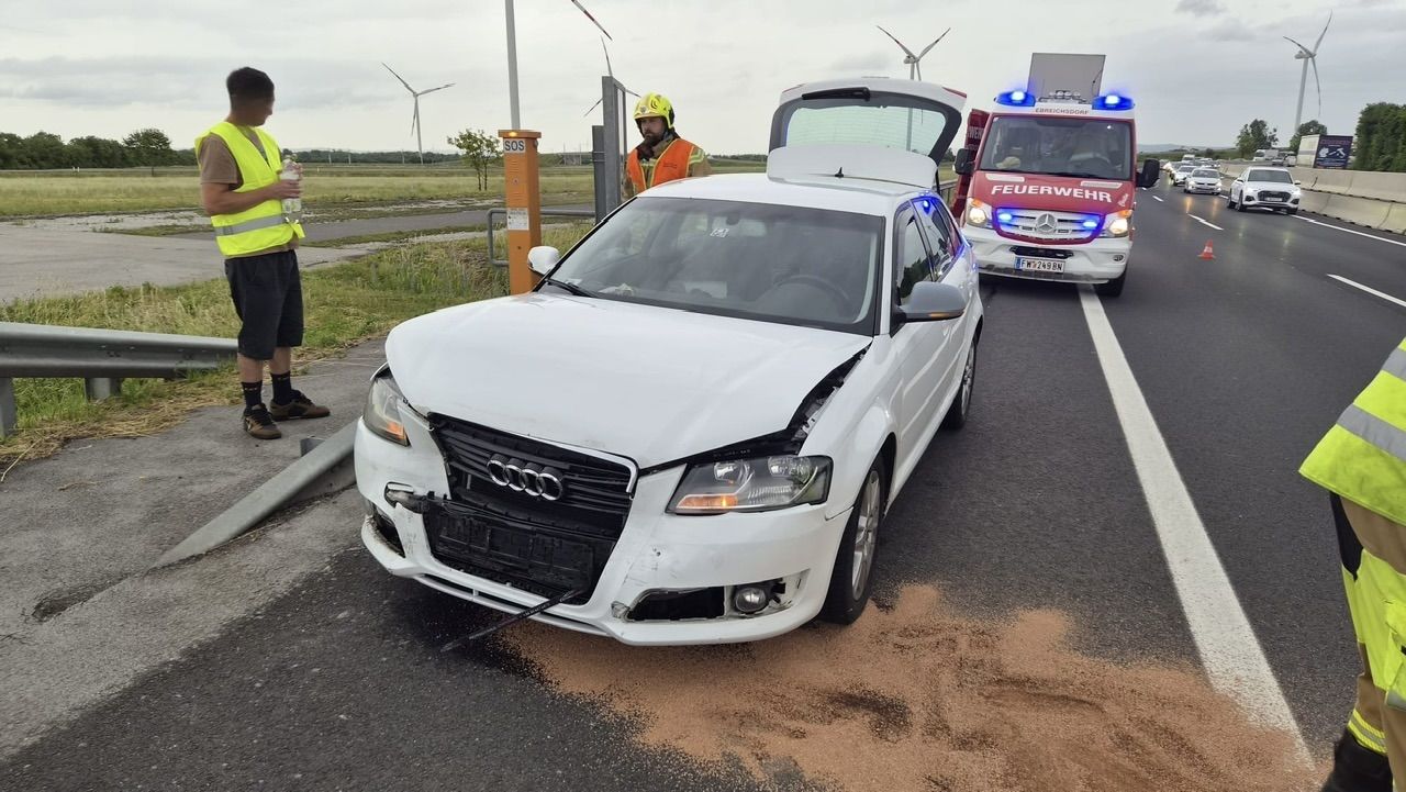 Auf der A3 in Richtung Wien krachte ein Pkw in ein anderes Auto.