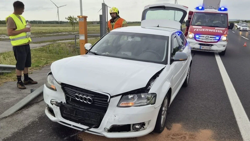 Auf der A3 in Richtung Wien krachte ein Pkw in ein anderes Auto.