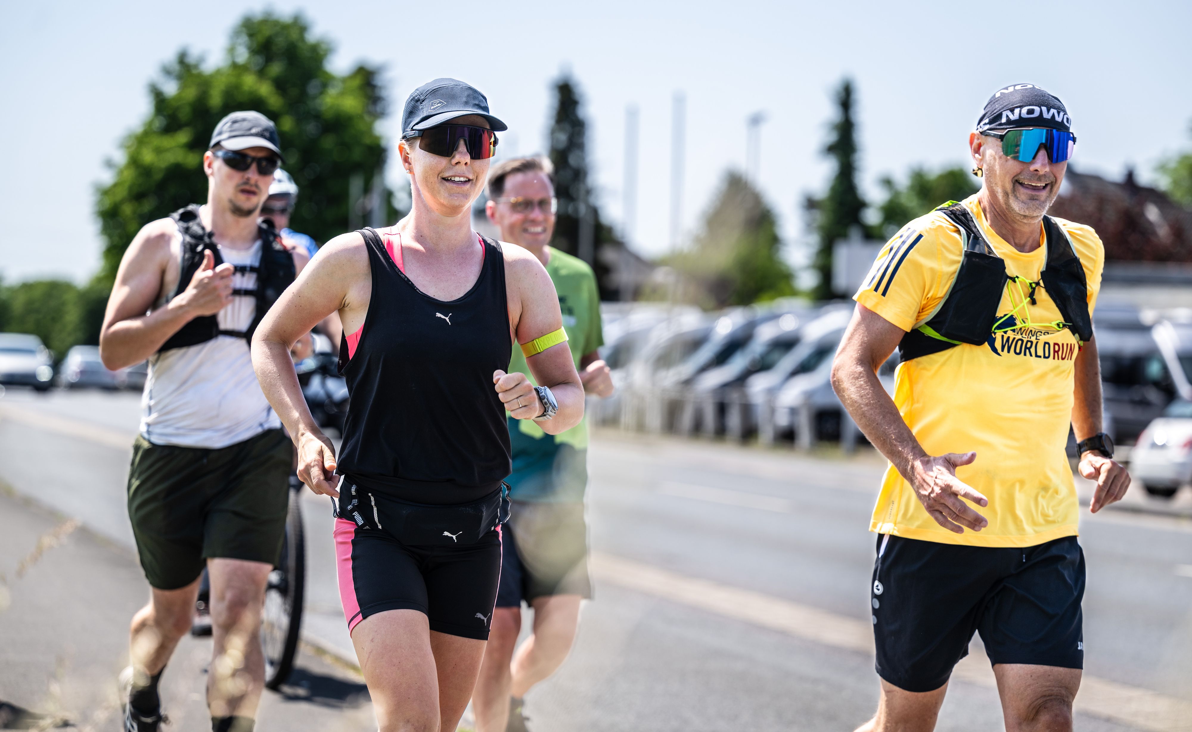 Joyce Hübner (schwarzes Trikot vorne links) läuft am Mittwoch, 27.05.2026, bei einem ihrer 465 geplanten Marthons in 465 Tagen durch Mülheim an der Ruhr. Begleitet wird sie dabei von einigen sporadischen Mitläufern.