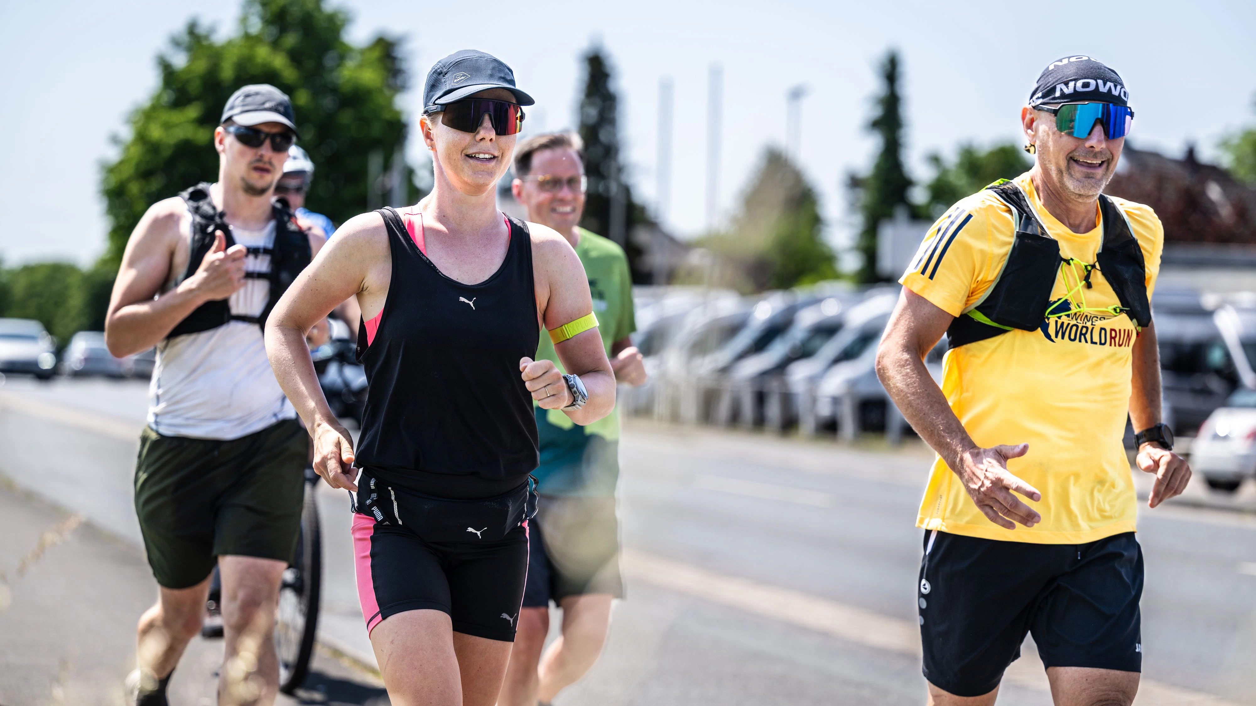 Joyce Hübner (schwarzes Trikot vorne links) läuft am Mittwoch, 27.05.2026, bei einem ihrer 465 geplanten Marthons in 465 Tagen durch Mülheim an der Ruhr. Begleitet wird sie dabei von einigen sporadischen Mitläufern. Foto: Martin Möller / Funke Foto Services