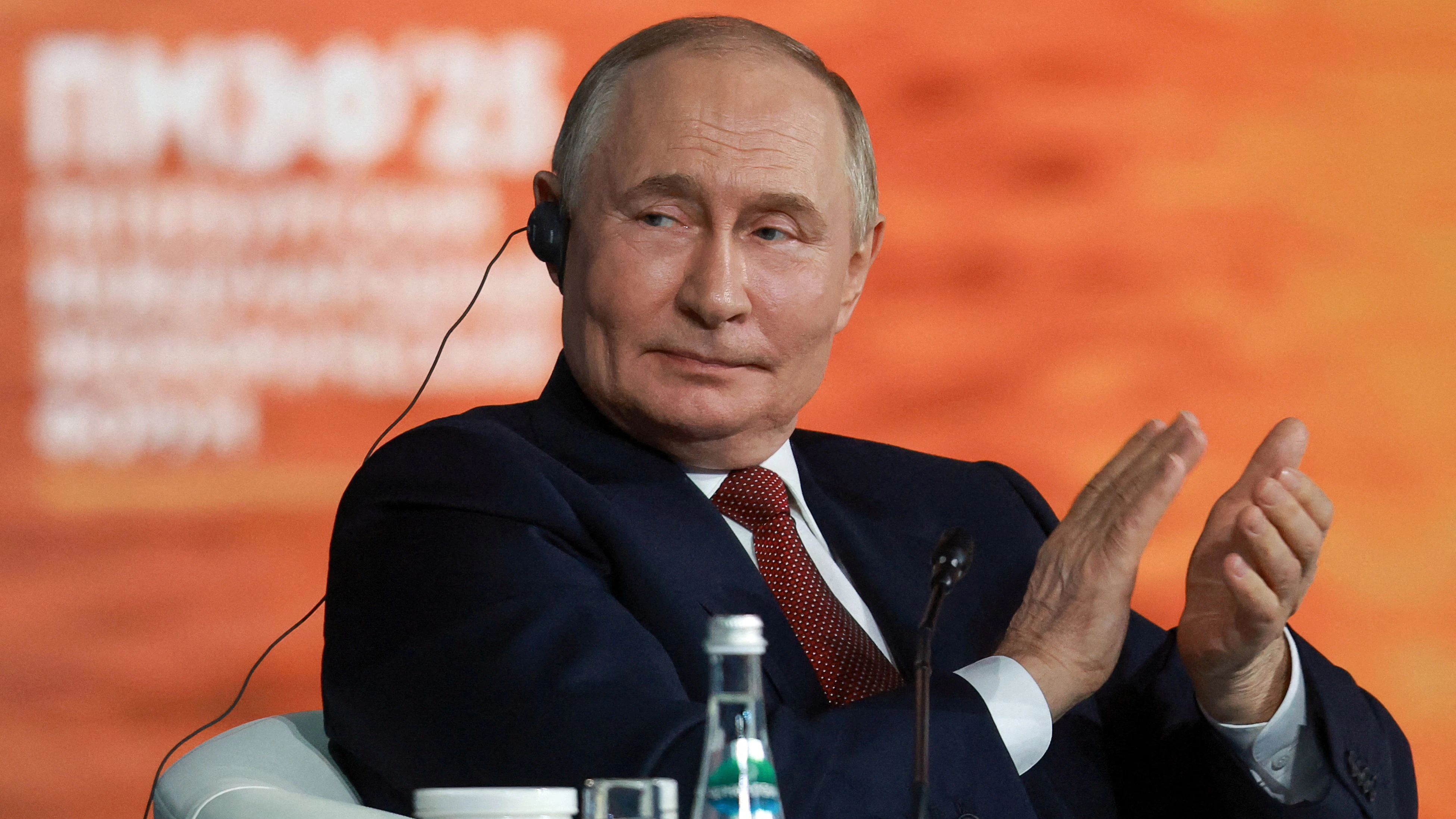 Russia's President Vladimir Putin applauds during a plenary session of the St. Petersburg International Economic Forum (SPIEF) in Saint Petersburg, Russia, June 20, 2025. REUTERS/Anton Vaganov