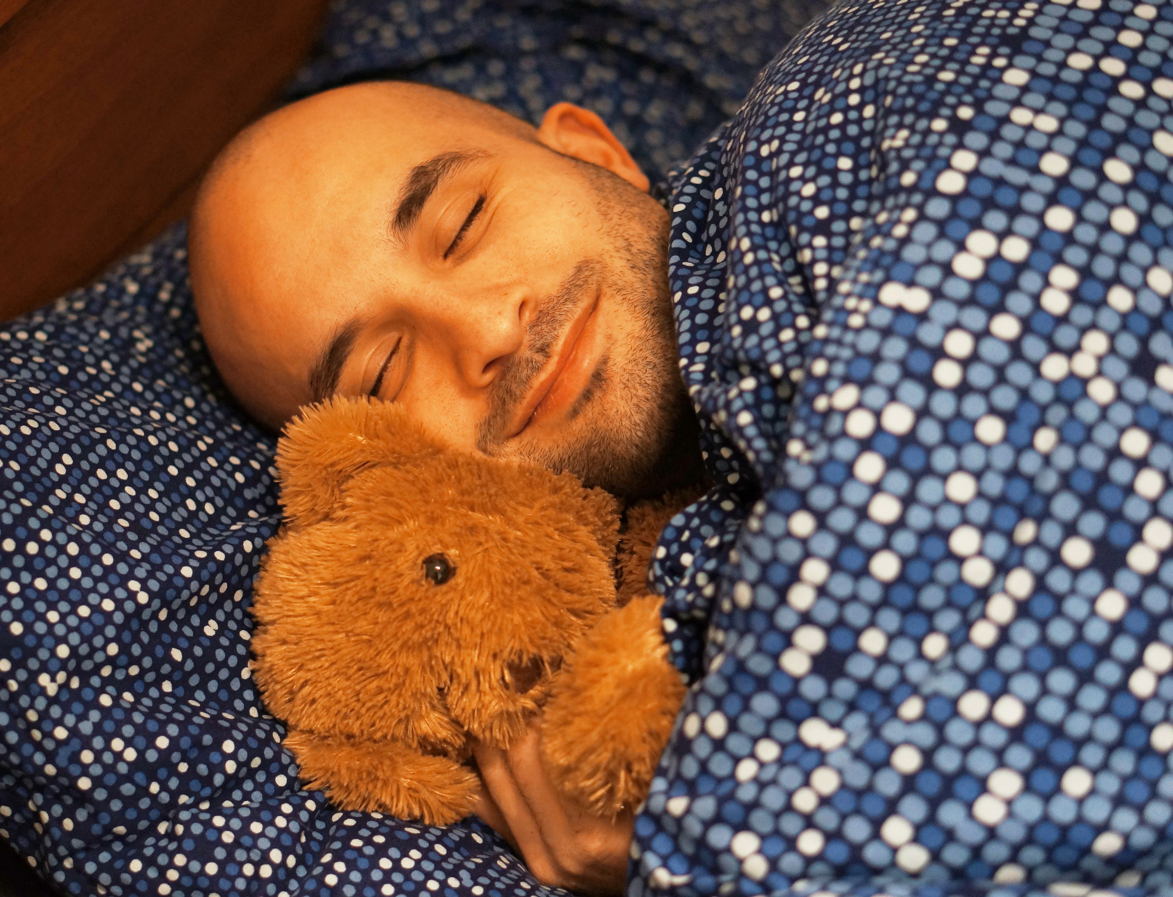 Mann (32) kuschelt lieber mit seinem Teddybären als mit seiner Freundin.