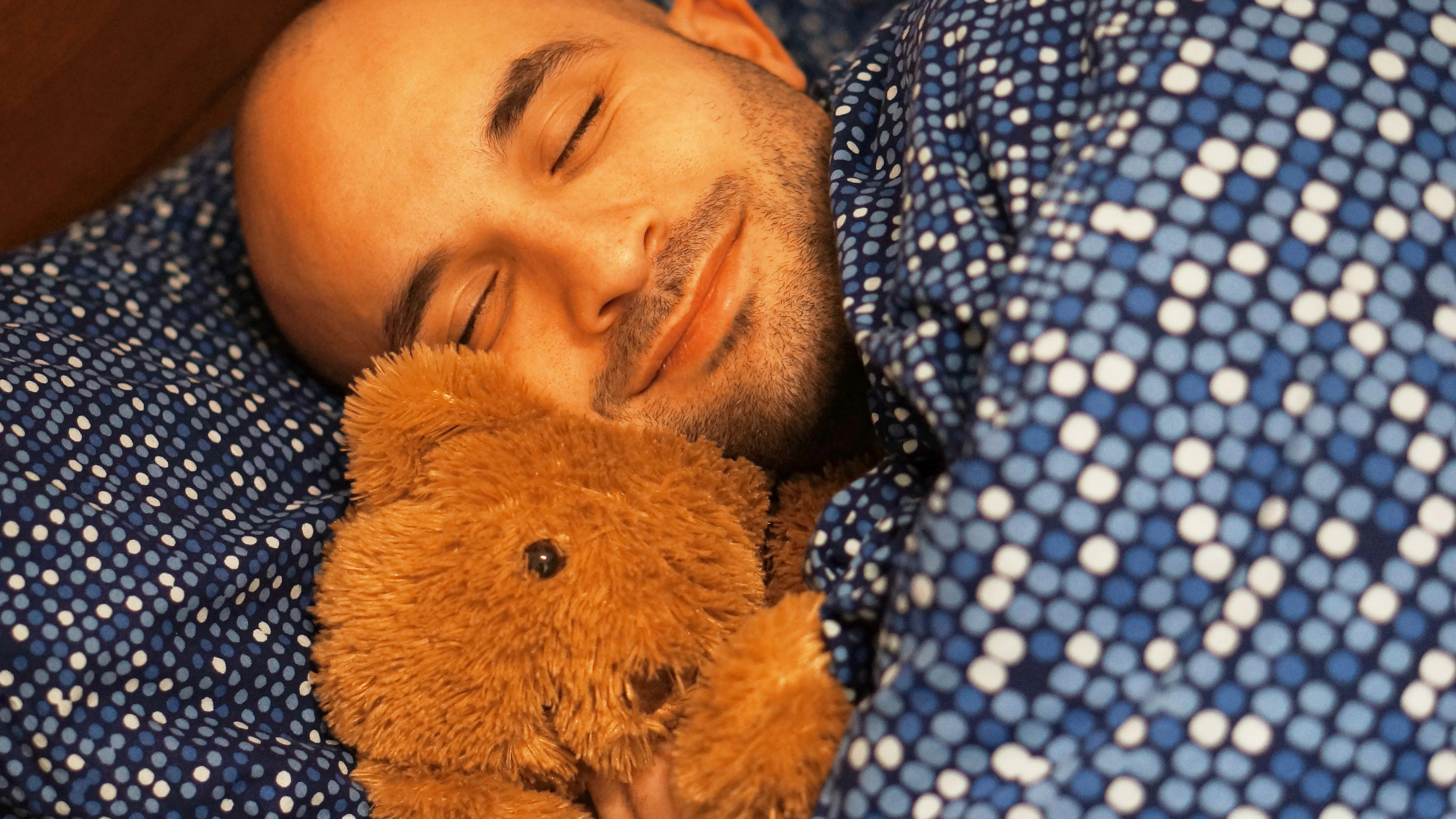 Mann (32) kuschelt lieber mit seinem Teddybären als mit seiner Freundin.
