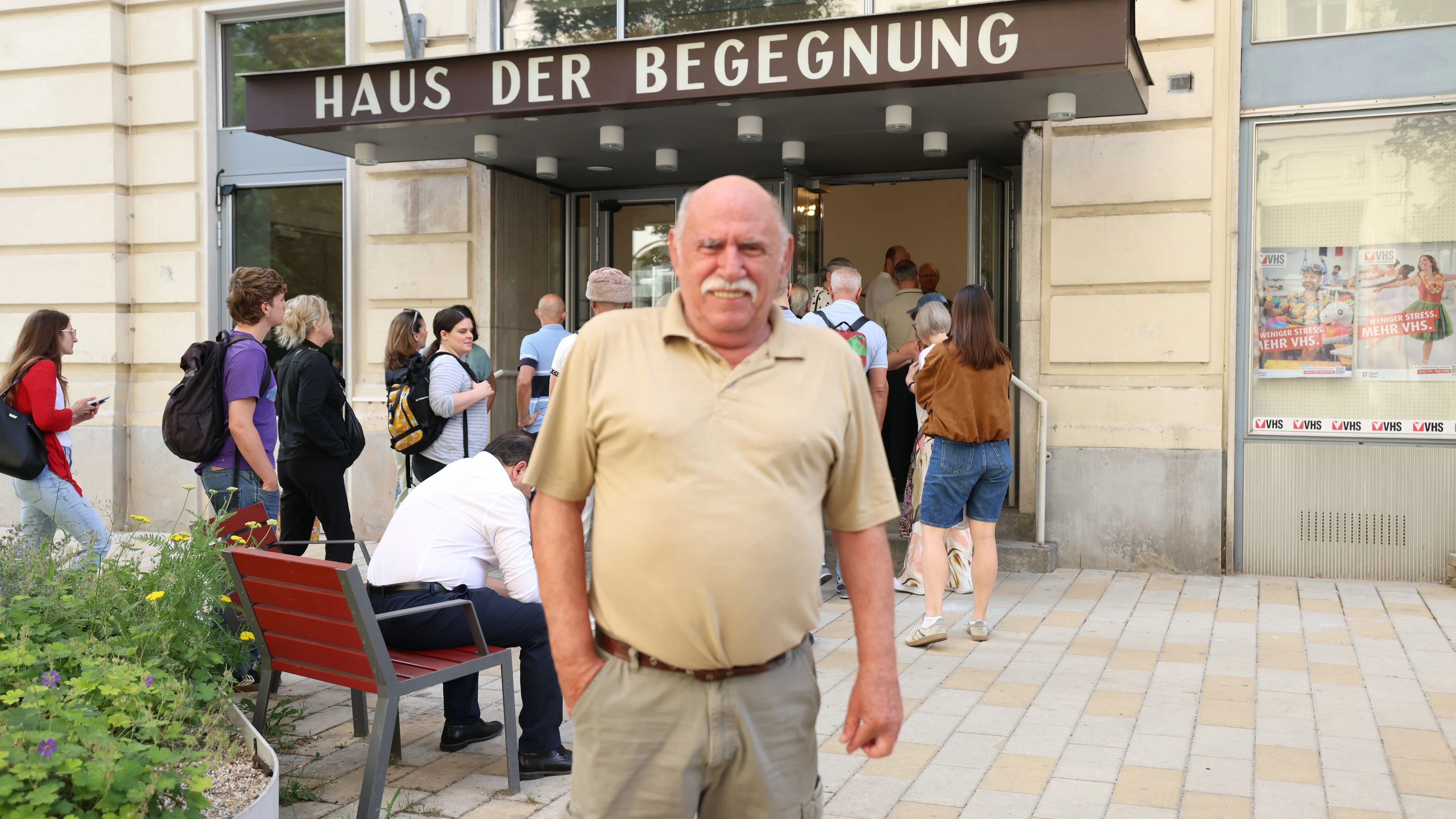 Fritz (78) nimmt bewusst die Straßenbahn, wenn er zum Westbahnhof fahren will.