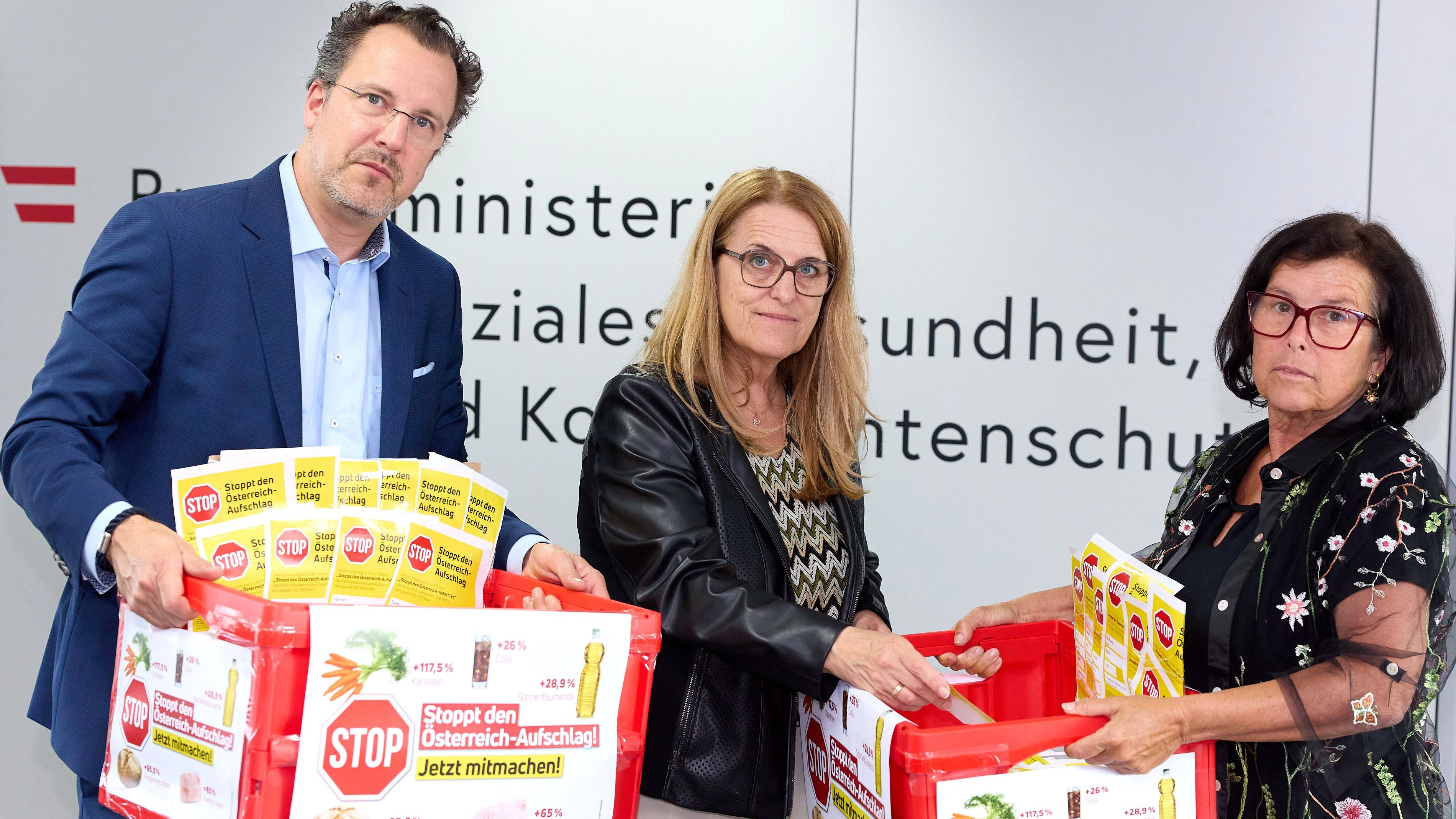 PVÖ-Präsidentin Gerstorfer und PVÖ-Generalsekretär Rösner übergeben Staatssekretärin Königsberger-Ludwig Forderungen der älteren Generation.