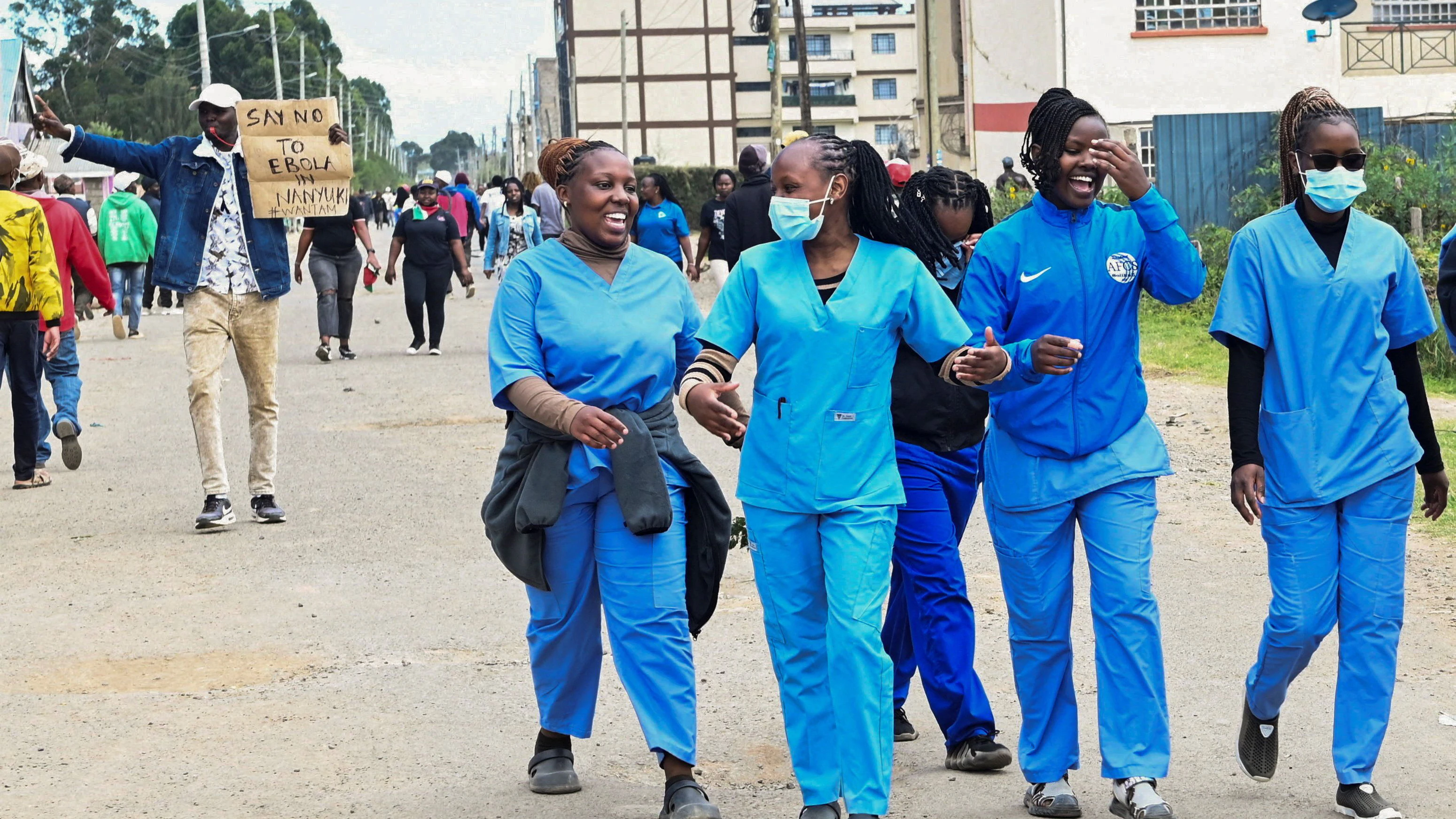Frauen in Arbeitskleidung bei den Protesten in Kenia