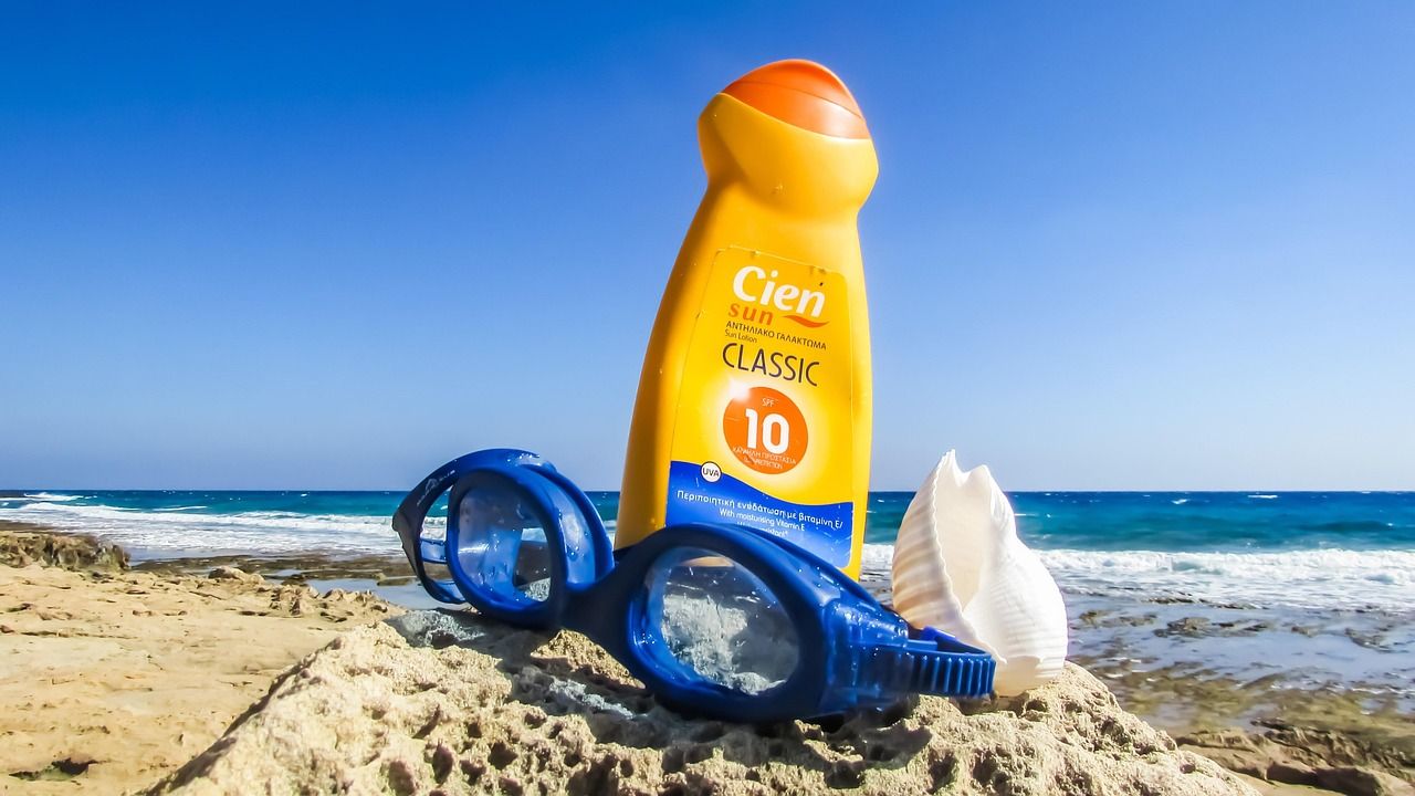 Sonnencreme und Sonnenschutz am Strand
