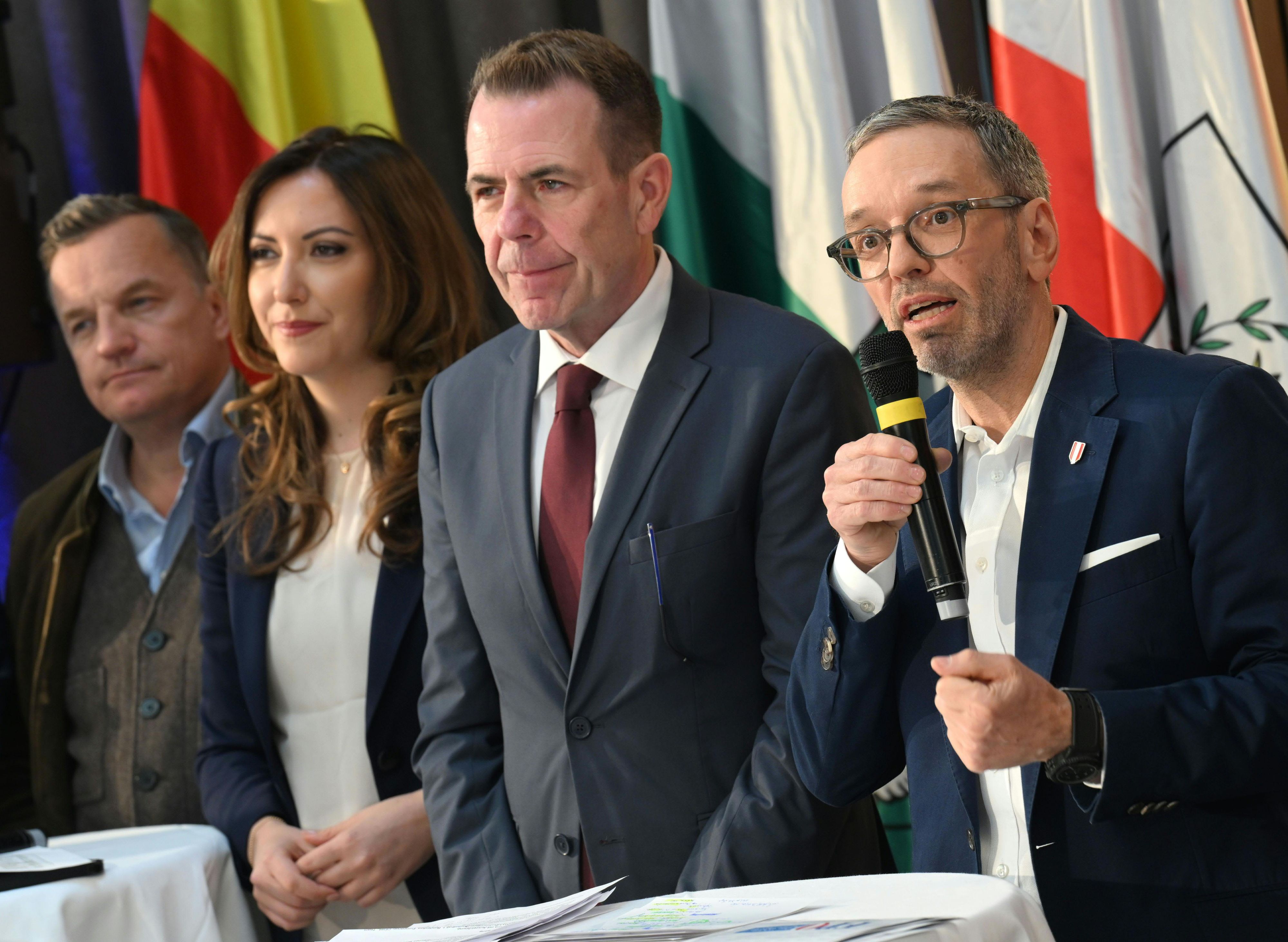 FPÖ-Chef Kickl und EU-Abgeordnete Steger (2. v. l.) bezeichnen die neuen EU-Asylregeln als 