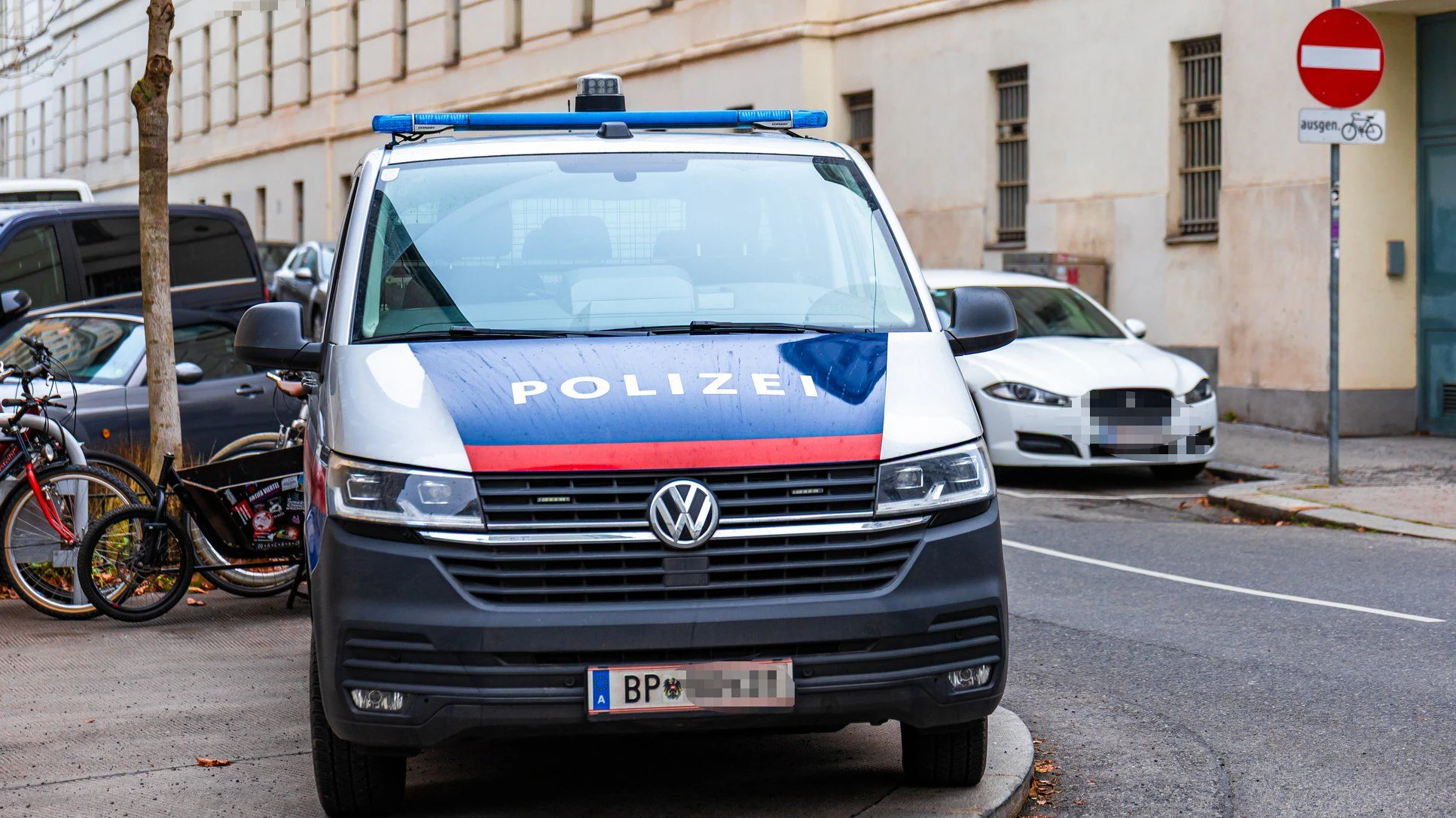 Symbolbild eines Polizeiautos: Die Staatsanwaltschaft ordnete eine Obduktion an.