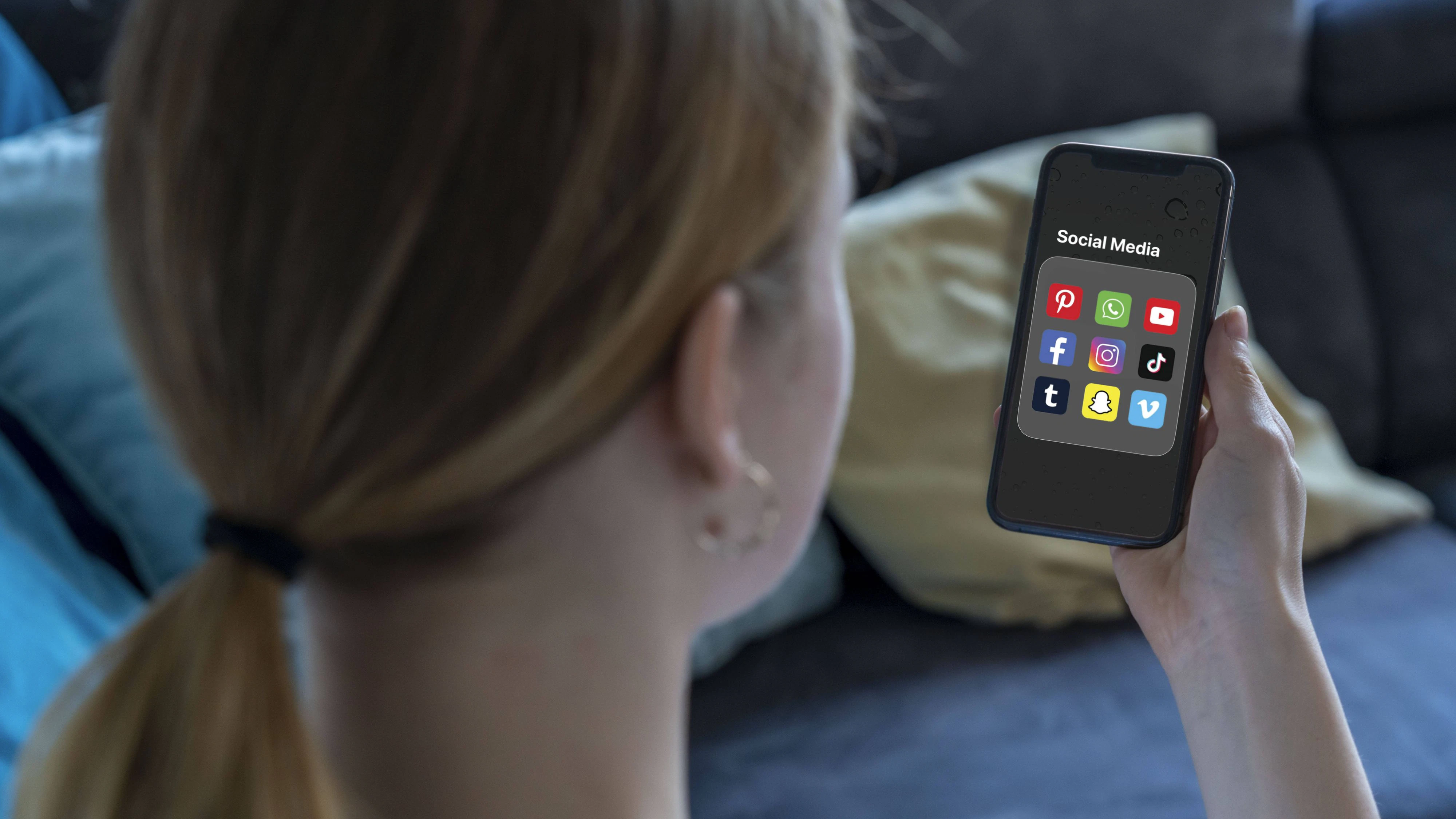 Symbolbild Social Media Nutzung von jungen Menschen, Kindern, junge Frau, Mädchen, 14 Jahre alt, Ordner mit diversen Social-Media-Plattformen auf dem Handy, Social Media *** Symbolic image Social media use by young people, children, young woman, girl, 14 years old, folder with various social media platforms on cell phone, social media