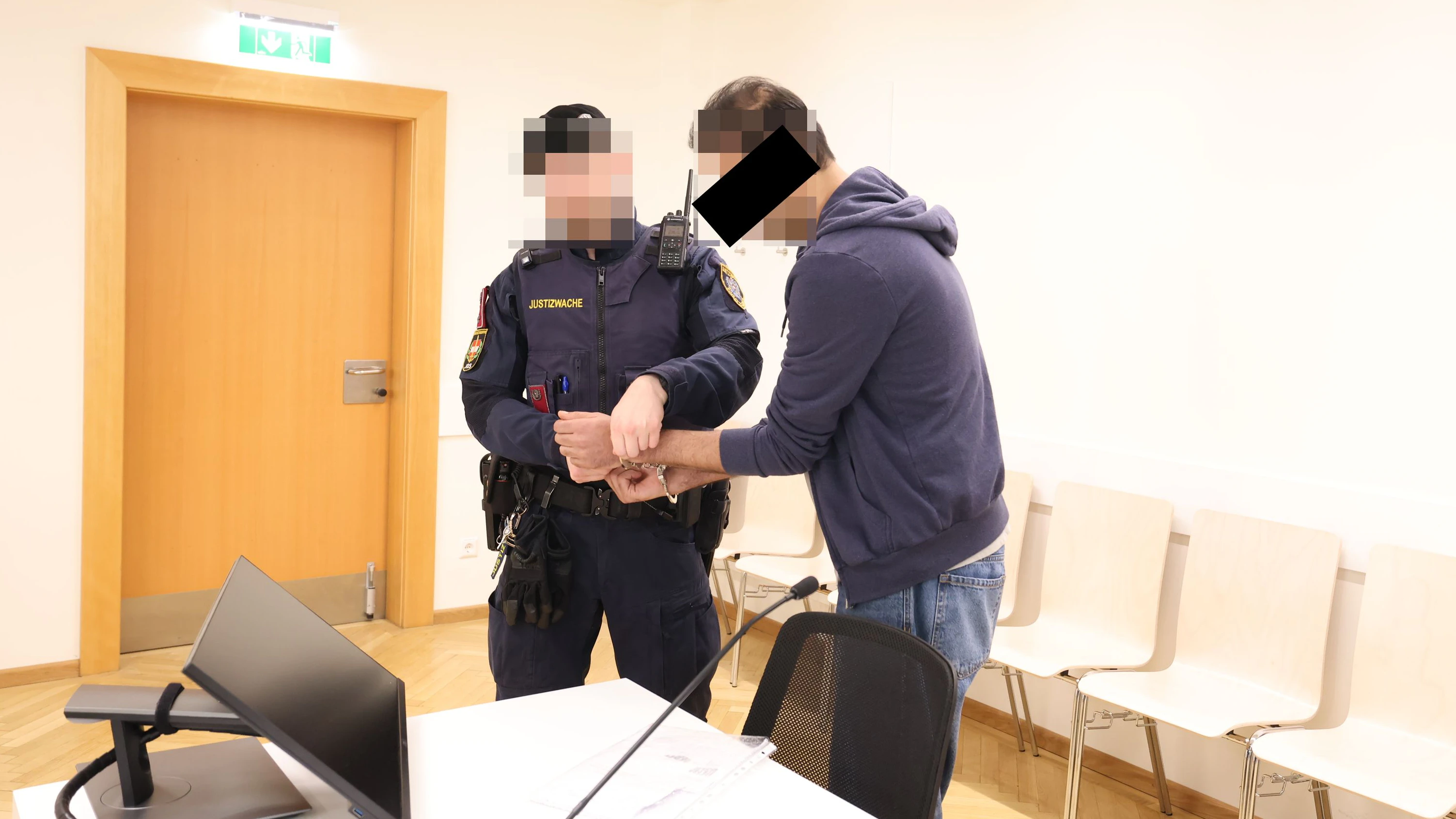Der Elektriker wurde in Handschellen vorgeführt und zu einer Haftstrafe verurteilt.