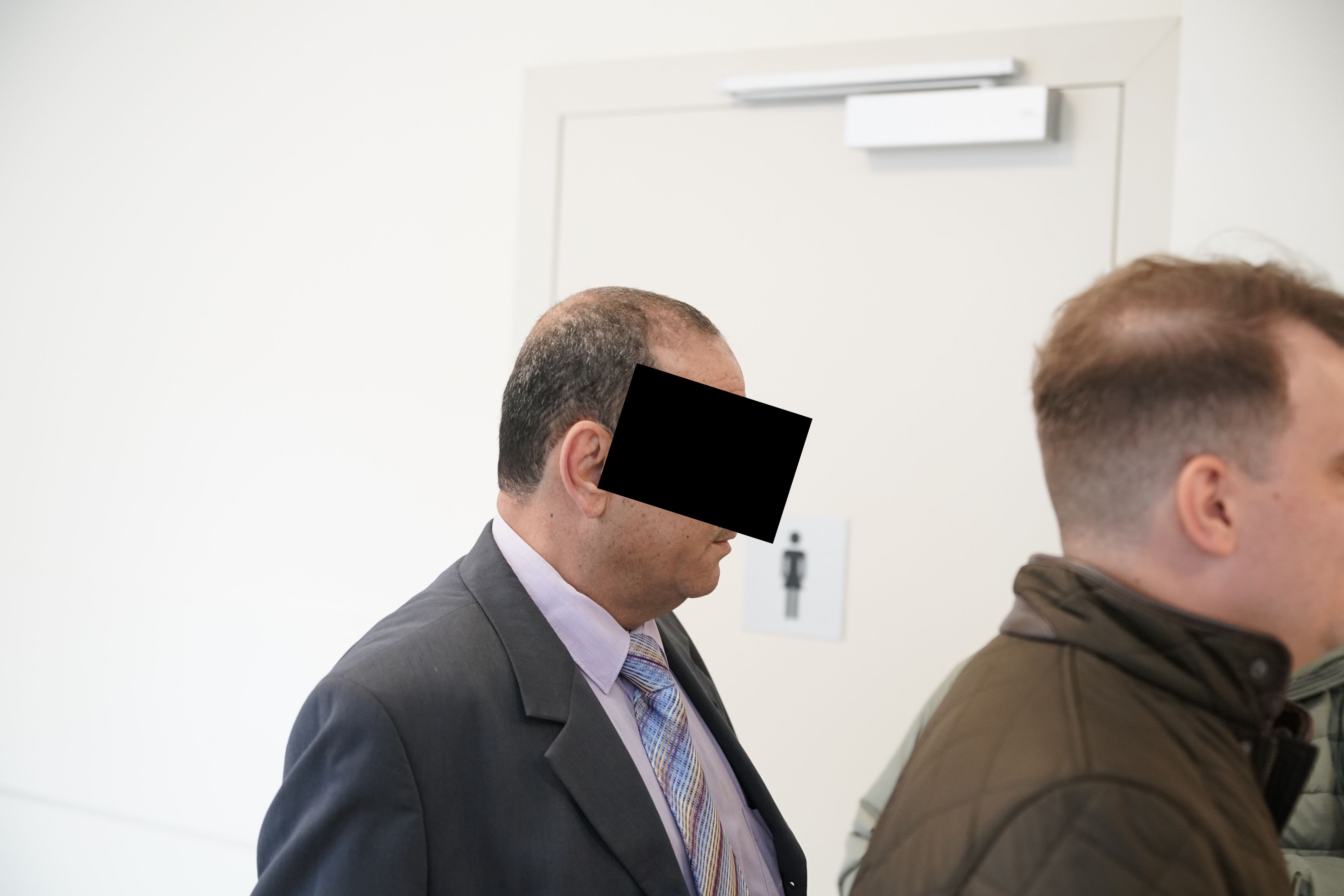 Der Zweitangeklagte schilderte in seinem Asylverfahren bereits von Folter von Kollgen und behauptet, dadurch 