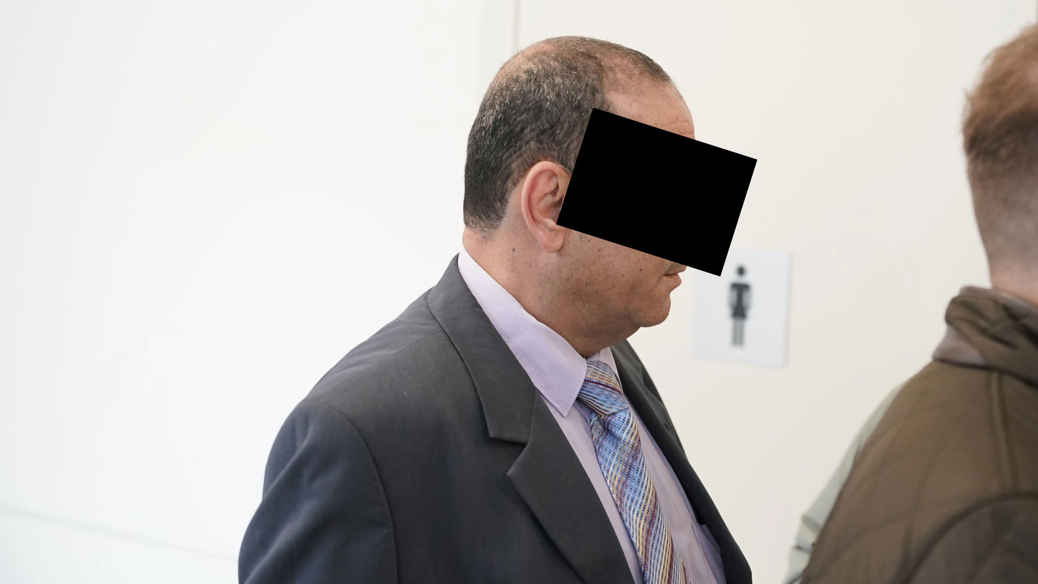 Der Zweitangeklagte schilderte in seinem Asylverfahren bereits von Folter von Kollgen und behauptet, dadurch §psychisch belastet" worden zu sein.