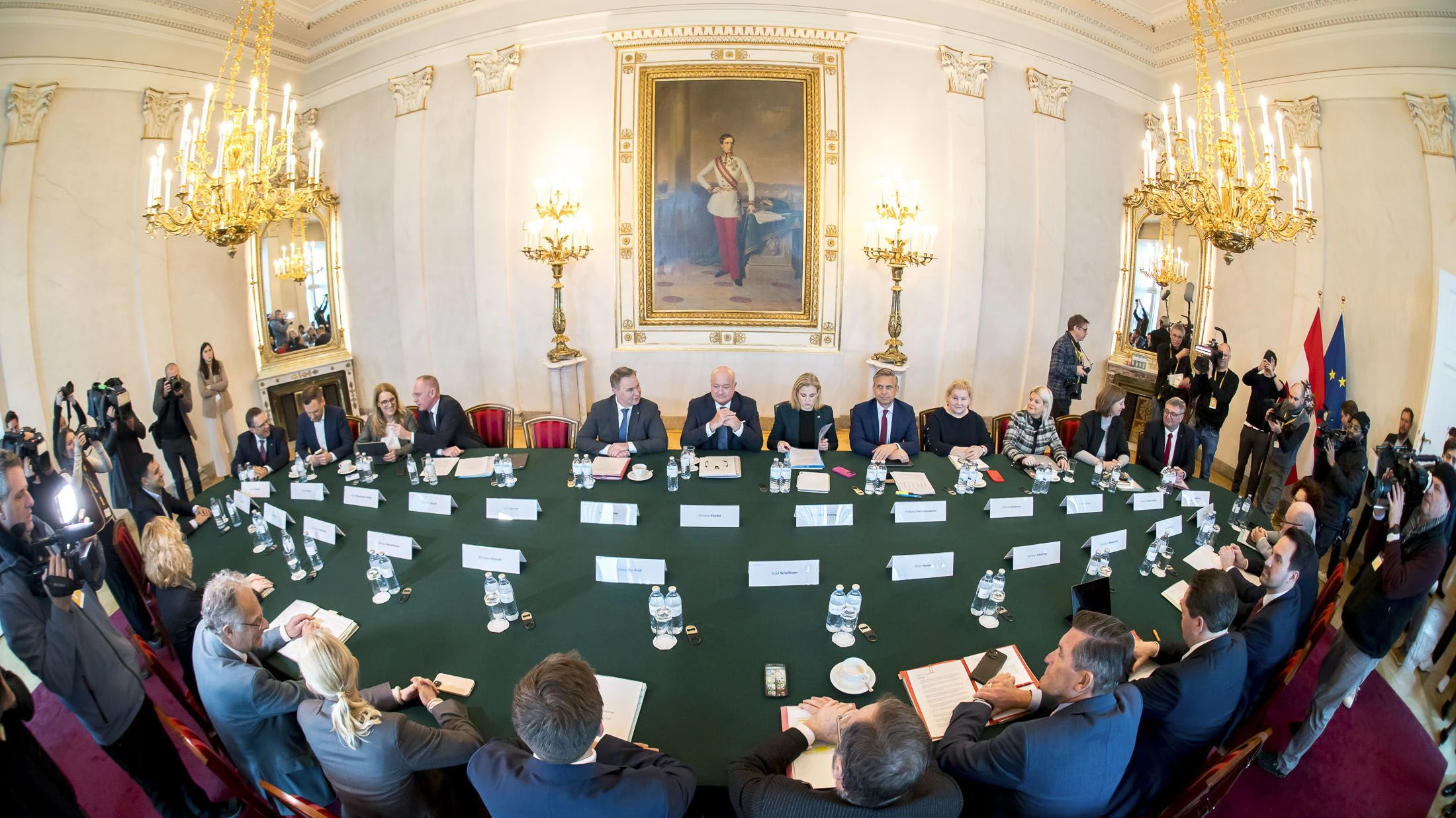 Die Dreierkoalition hat den größten und teuersten Regierungsapparat aller Zeiten.