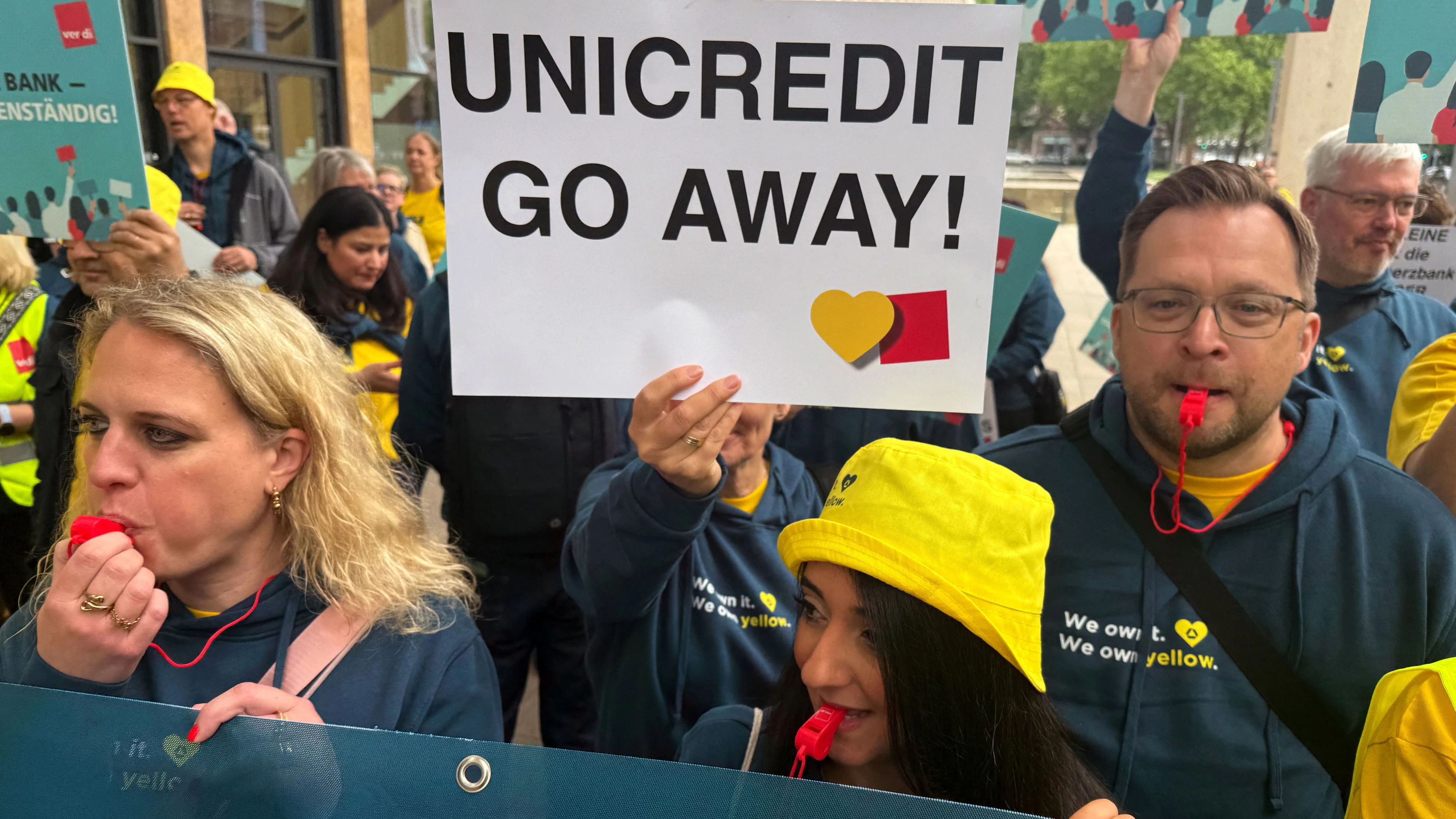 Commerzbank-Mitarbeiter protestieren vor der Hauptversammlung am 20. Mai 2026 in Wiesbaden. Die deutsche Bank kämpft nach dem Übernahmeangebot des italienischen Konzerns UniCredit um ihre Unabhängigkeit.