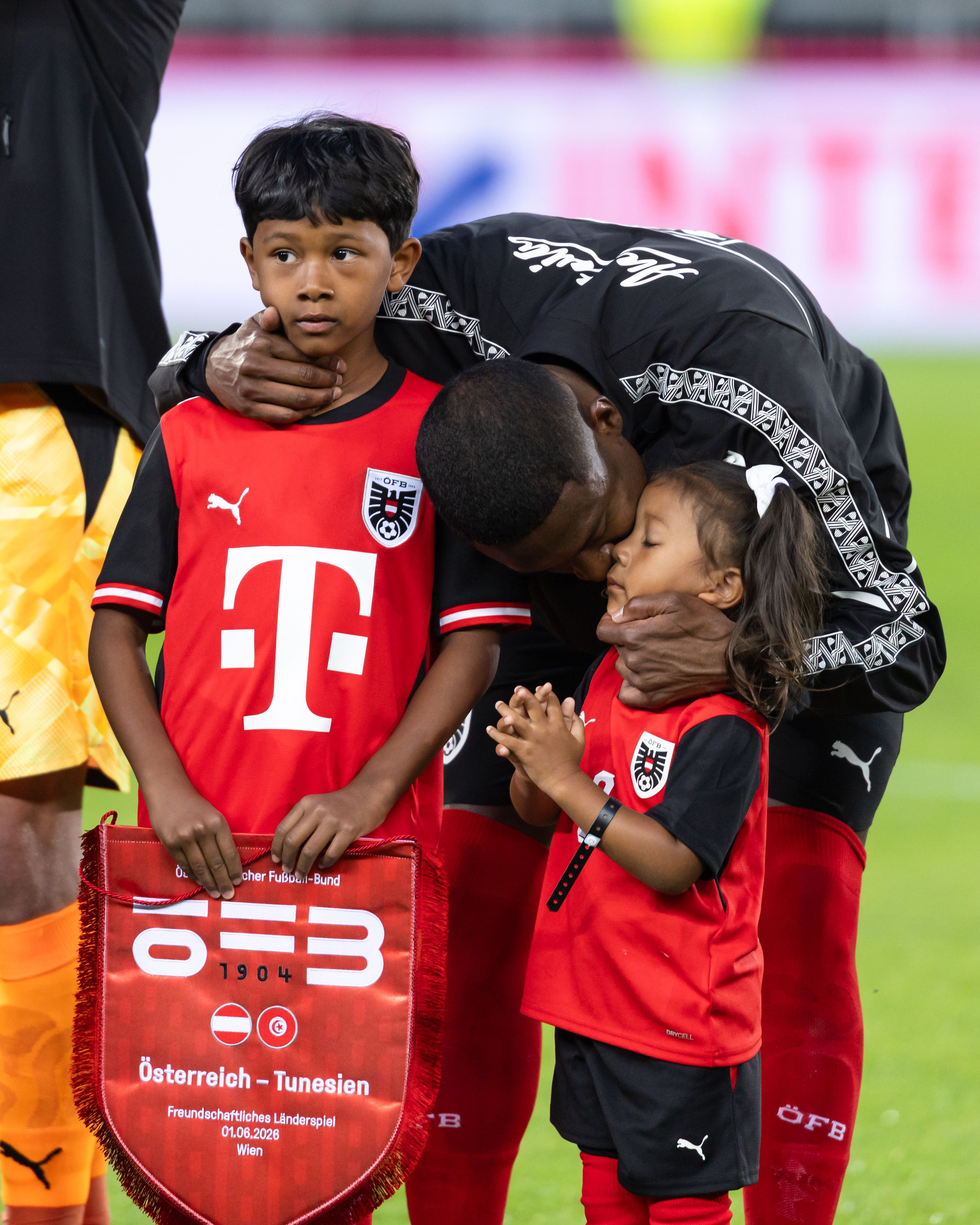 David Alaba mit seinen Kindern.
