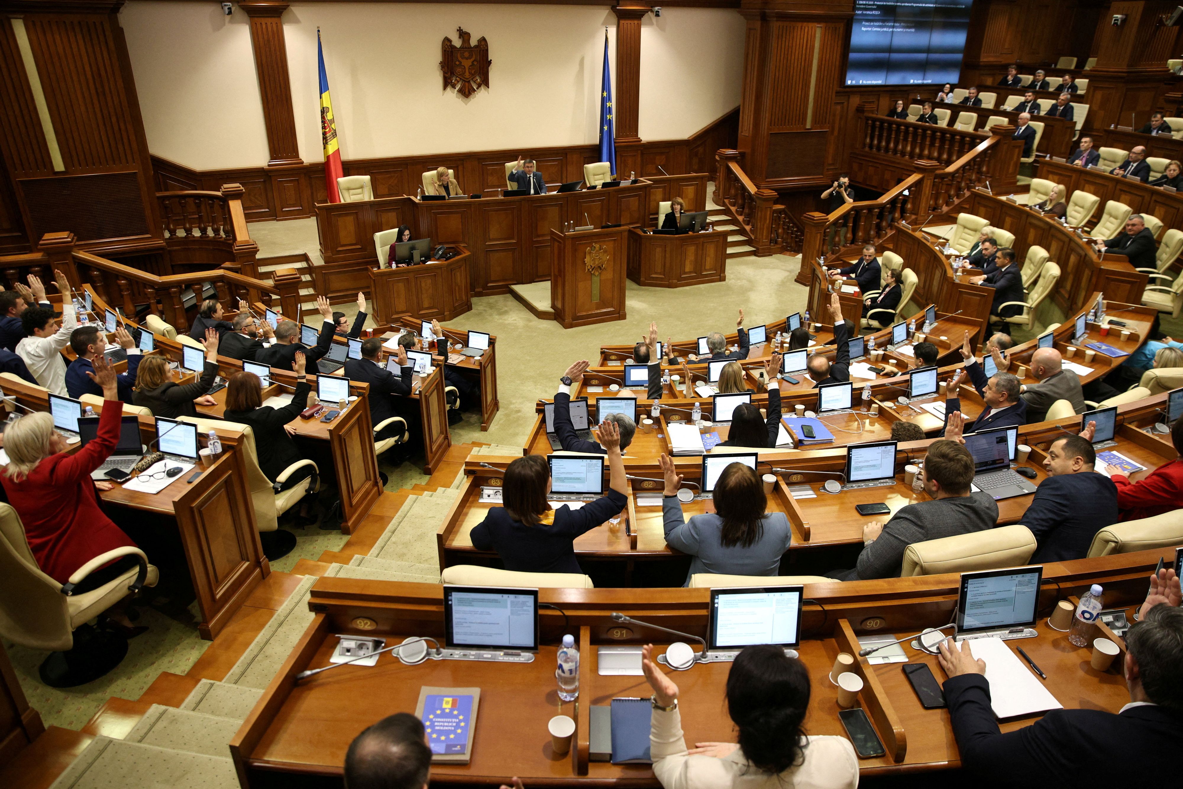 Im Parlament steht schon die EU-Flagge – doch der Vize-Premier hat einen Plan B.