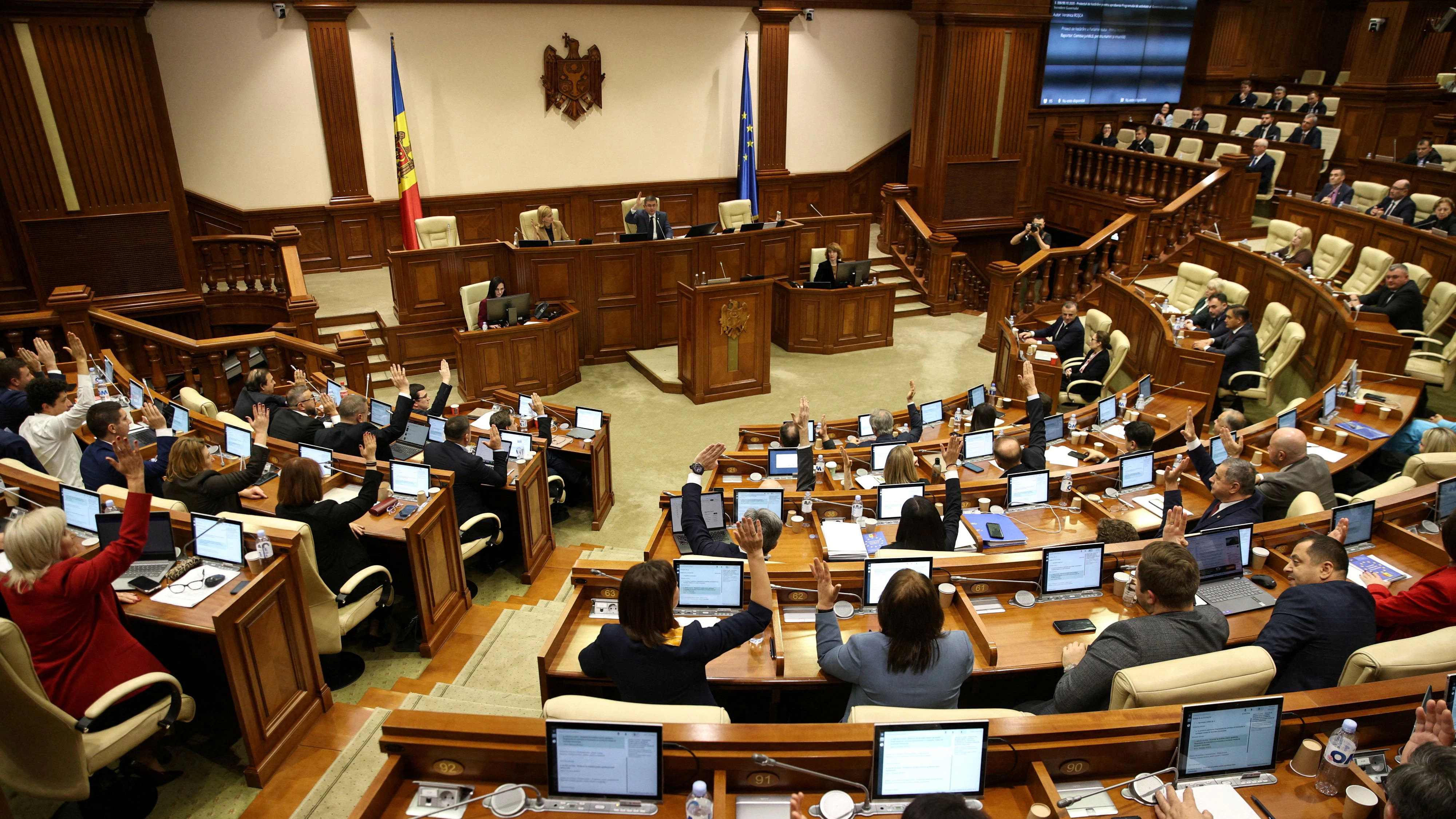 Im Parlament steht schon die EU-Flagge – doch der Vize-Premier hat einen Plan B.