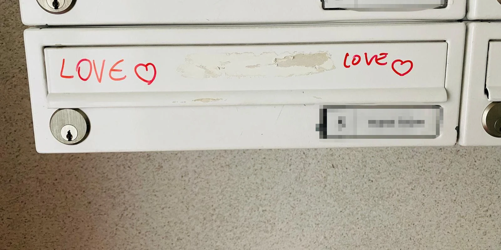 Auch auf dem Postkasten wurden Botschaften entdeckt