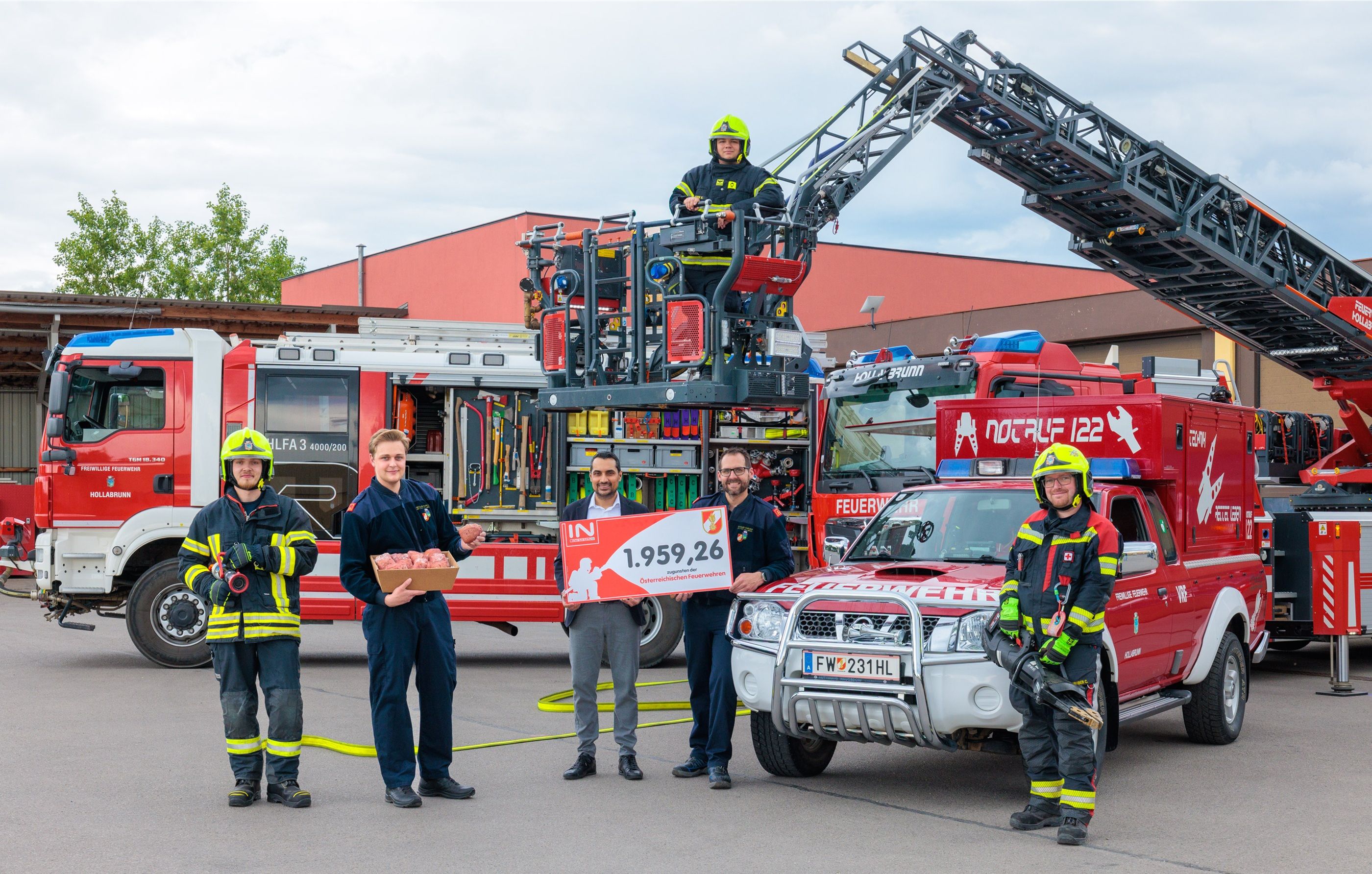 Interspar-Geschäftsleiter Hollabrunn Amarindra Sandhu (3.v.l.) überreicht Spendenbetrag an Reinhard Oswald (2.v.r.), Kommandant der Freiwilligen Feuerwehr Hollabrunn.