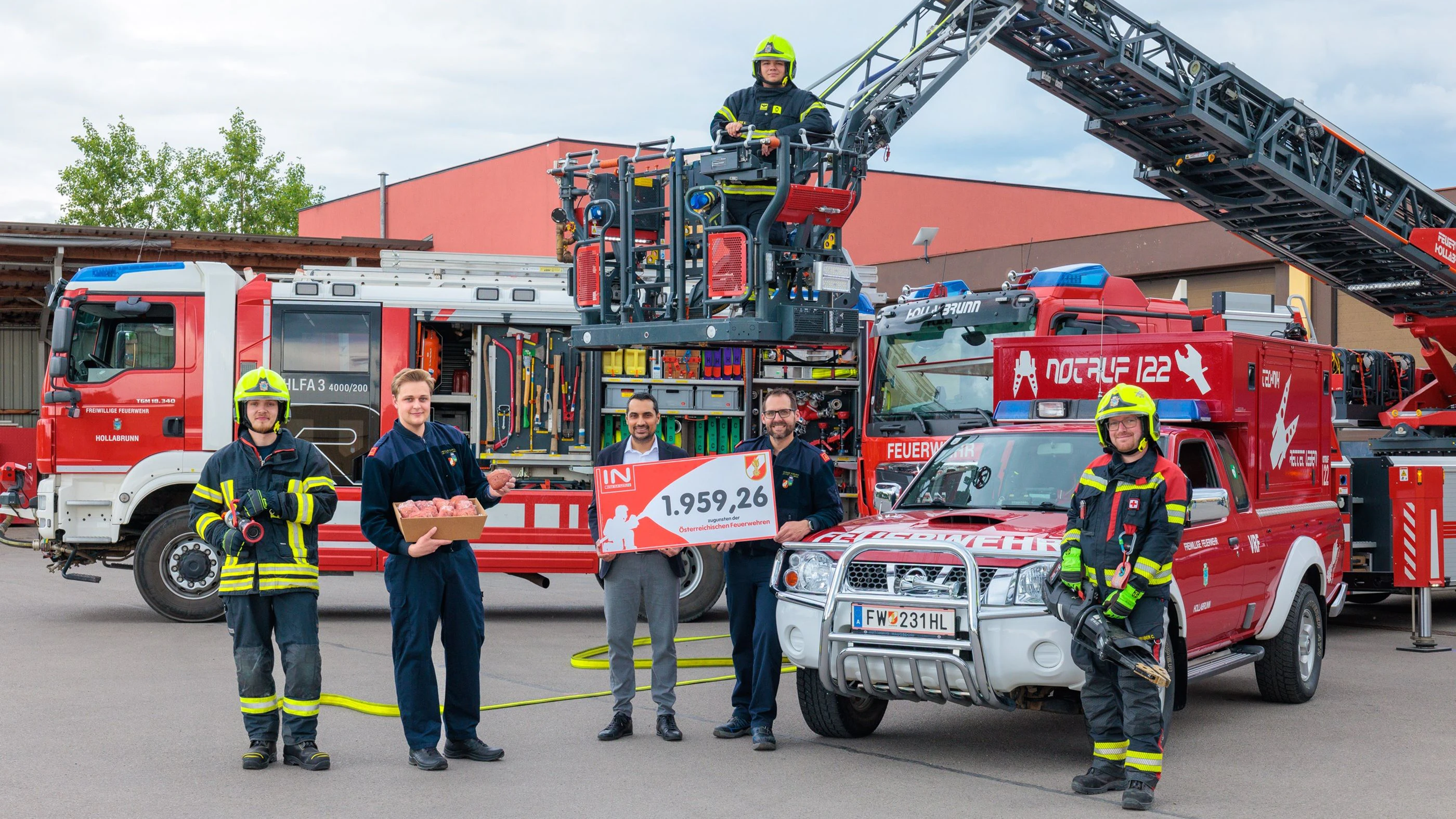Interspar-Geschäftsleiter Hollabrunn Amarindra Sandhu (3.v.l.) überreicht Spendenbetrag an Reinhard Oswald (2.v.r.), Kommandant der Freiwilligen Feuerwehr Hollabrunn.