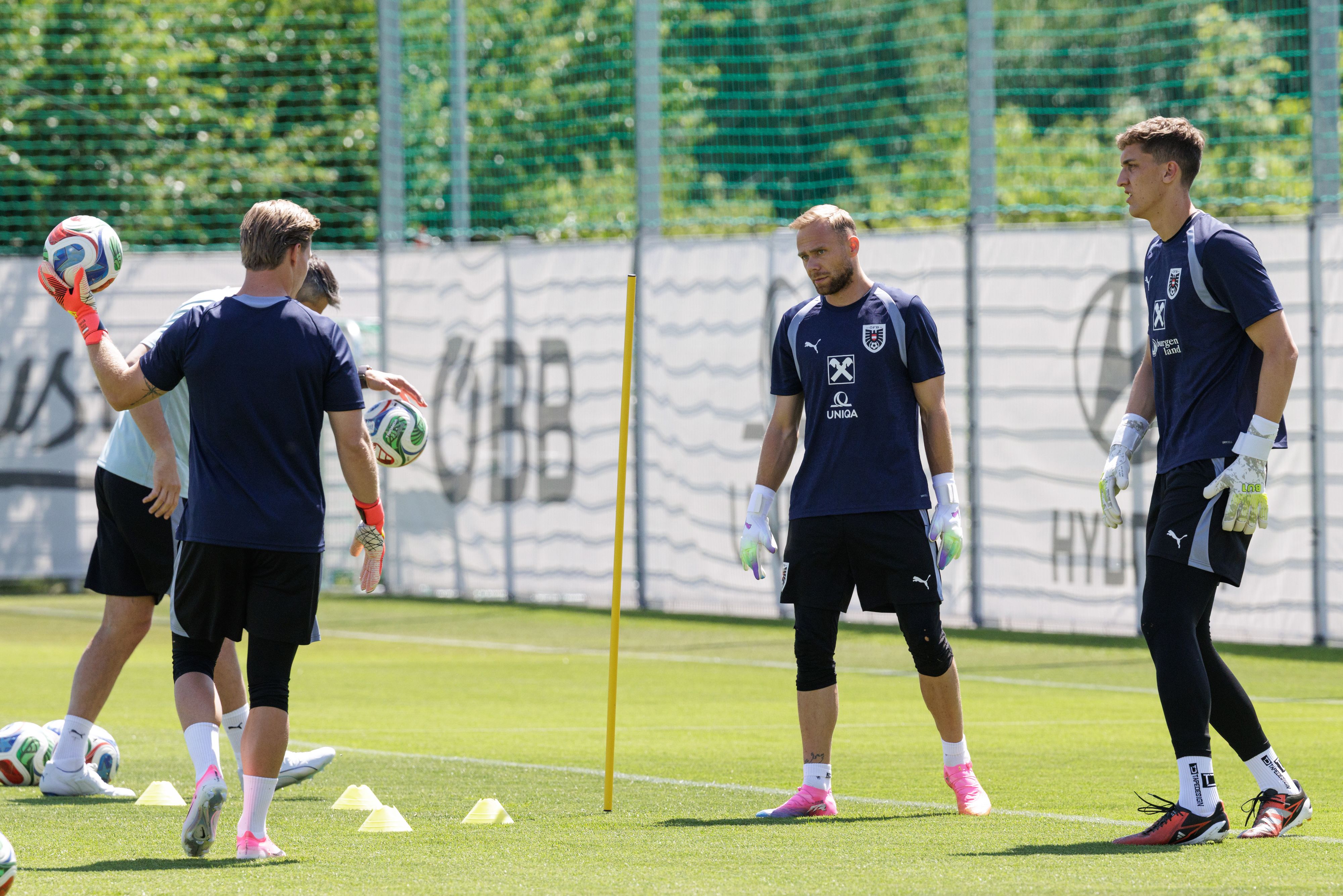Alex Schlager (m.) steht im Tor bei der WM.
