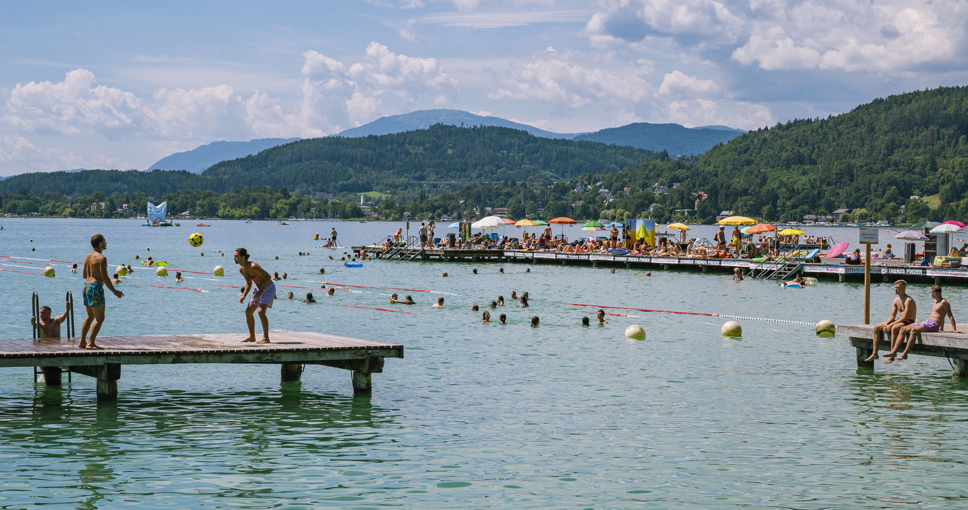 Ein Mann wurde leblos aus dem Wörthersee geborgen – seine Leiche lag rund zwei Stunden am Badesteg.