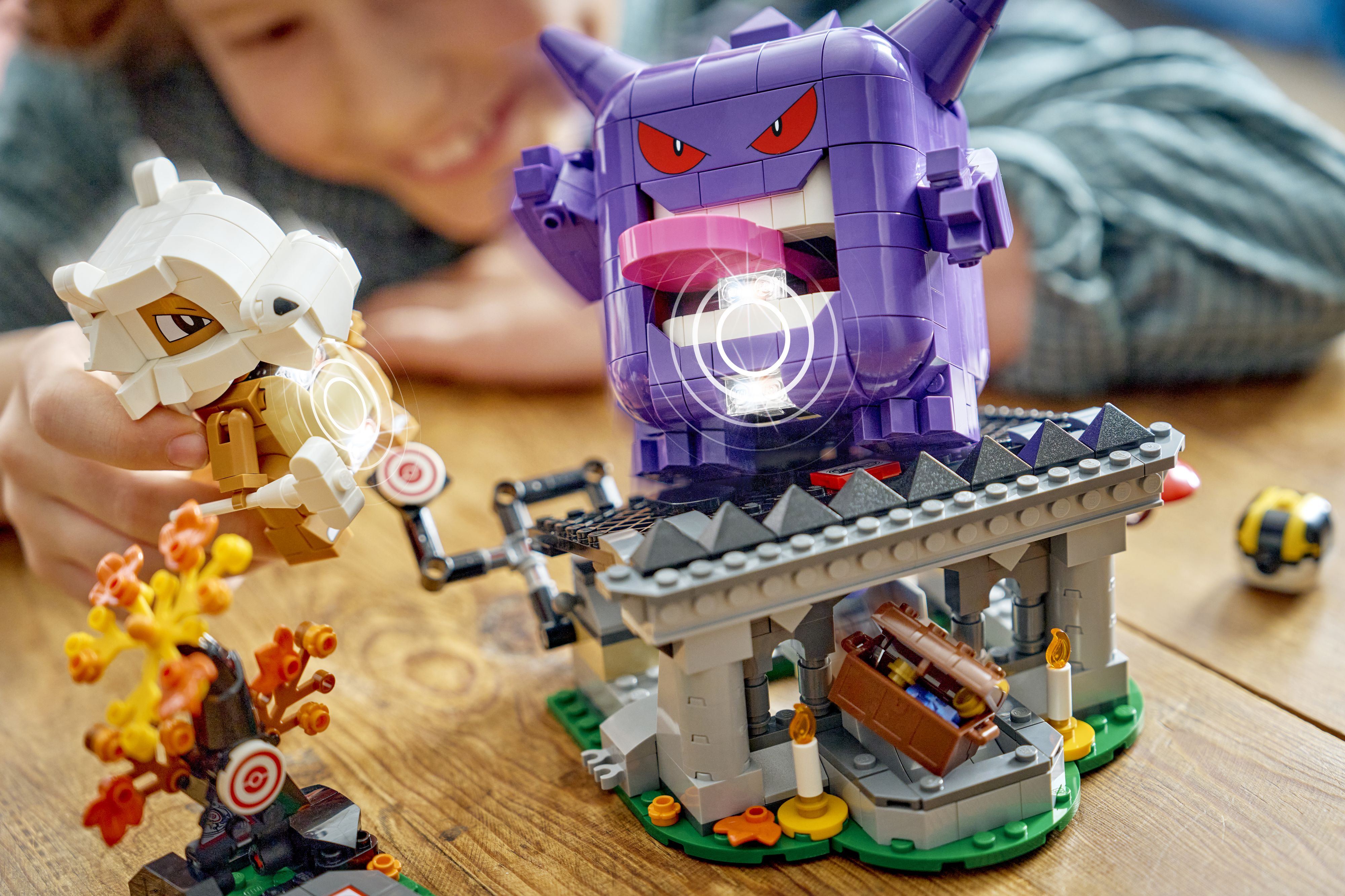 Im Mittelpunkt steht eine neue Technik namens LEGO SMART Play, mit der die bekannten Taschenmonster auf die Aktionen der Kinder reagieren können.