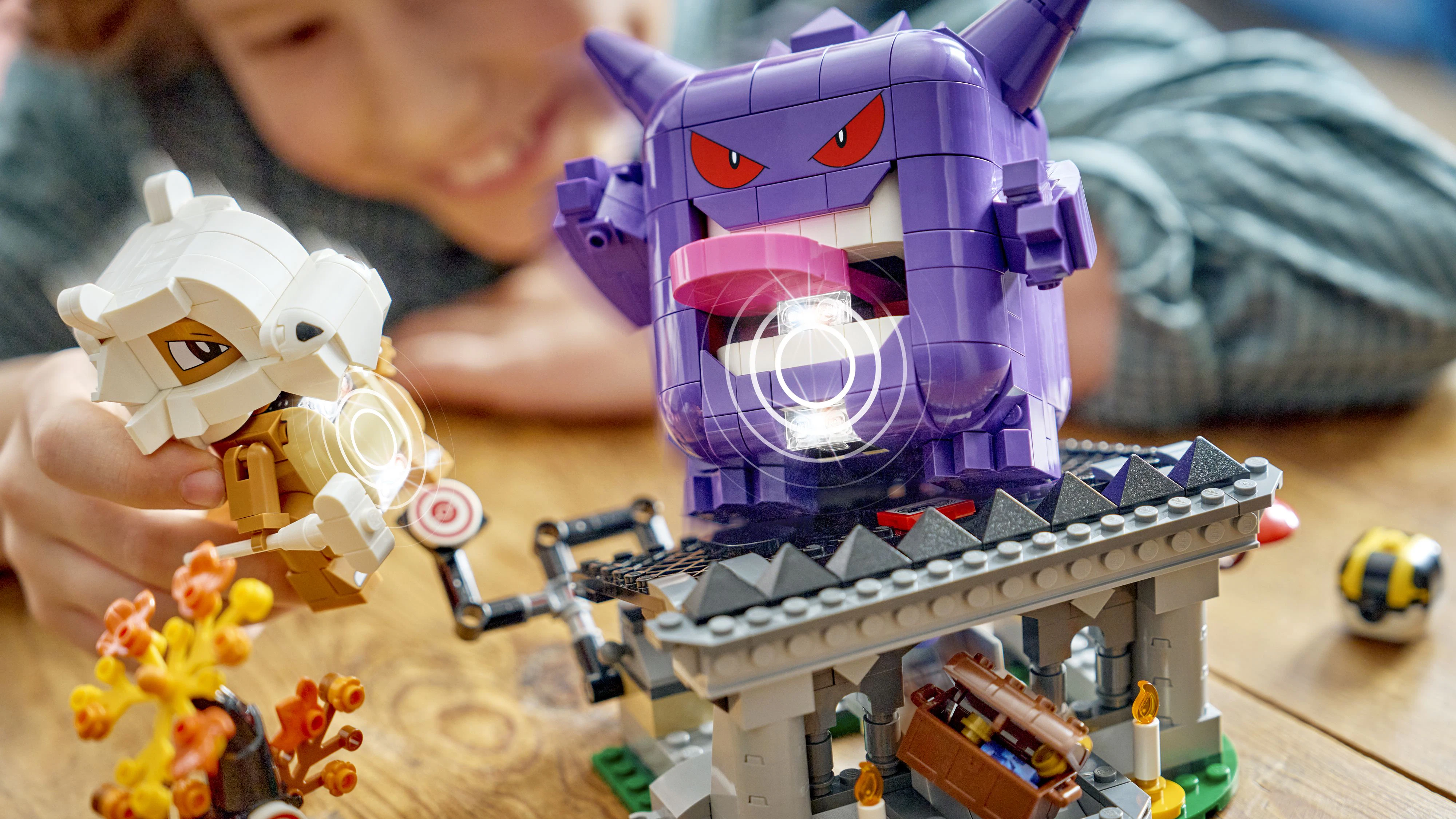 Im Mittelpunkt steht eine neue Technik namens LEGO SMART Play, mit der die bekannten Taschenmonster auf die Aktionen der Kinder reagieren können.