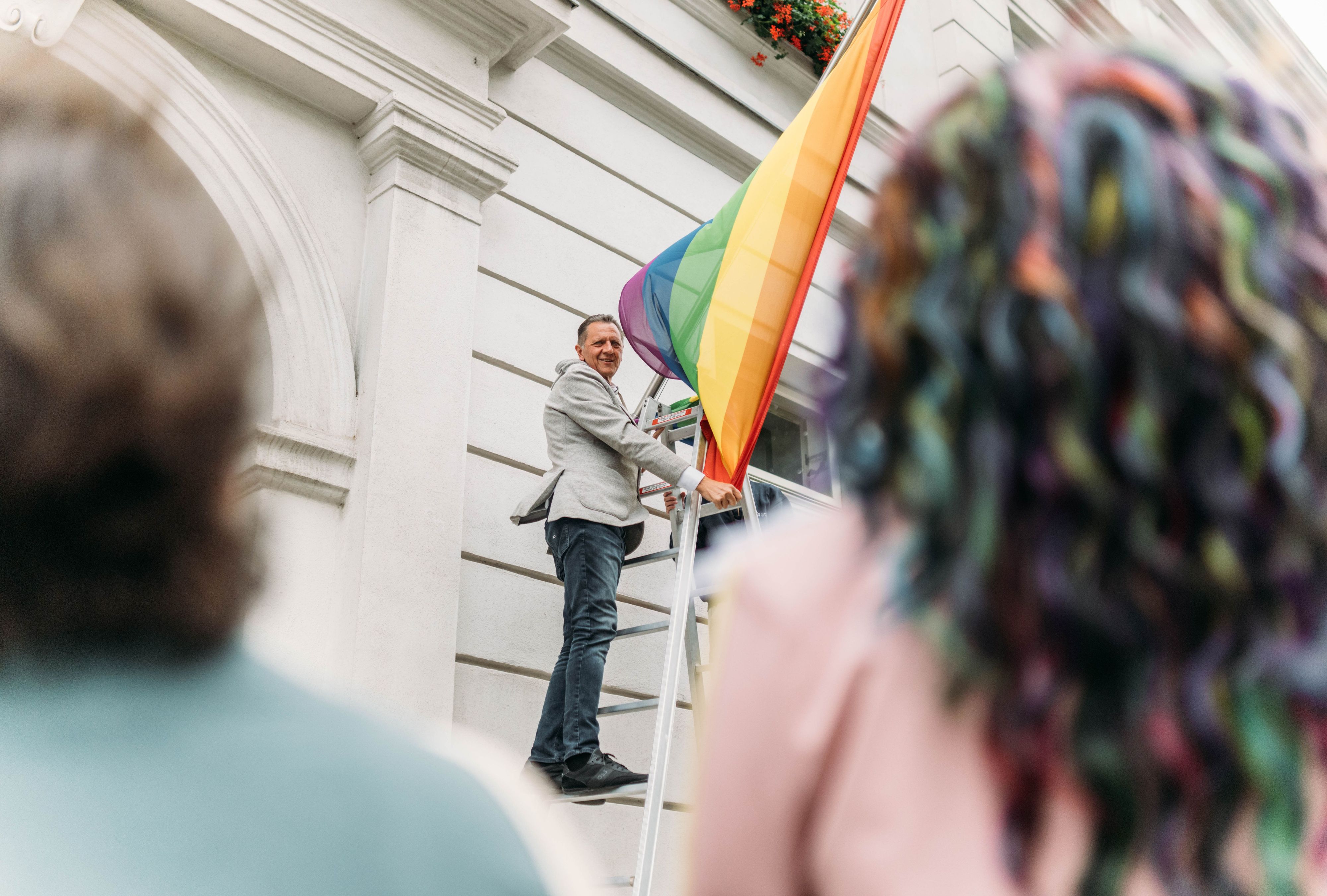 Heute.at - Hisste LGBTQ-Flagge: Bezirkschef kletterte auf Amtshaus