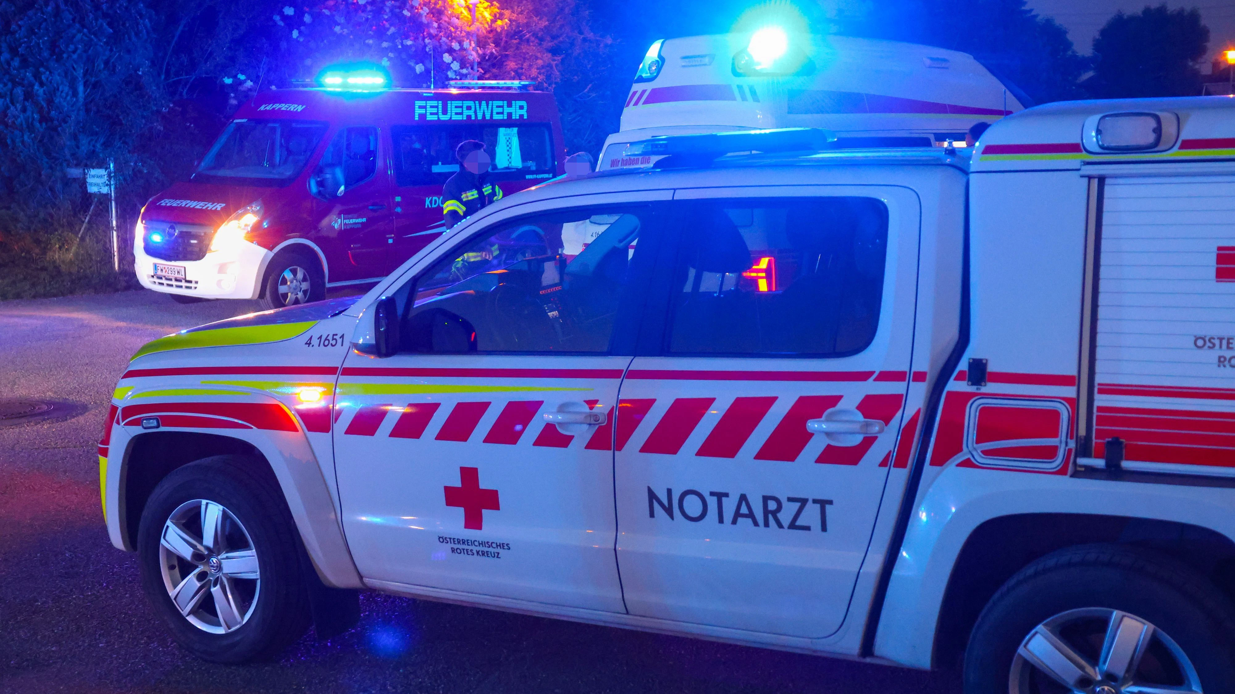 Die Beifahrerin wurde auf der Flucht verletzt, die Rettung brachte sie ins Krankenhaus. (Symbolbild)